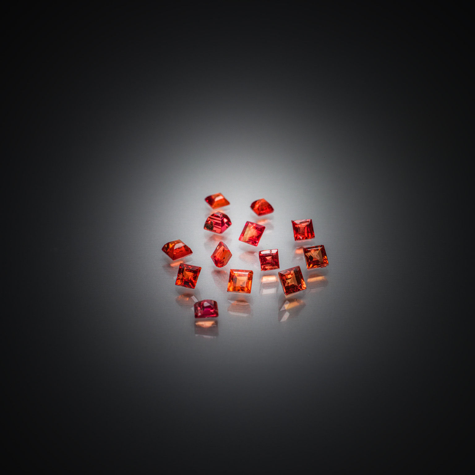 Lot de treize saphirs rouges/orangés calibrés sur papier. - Lazuli