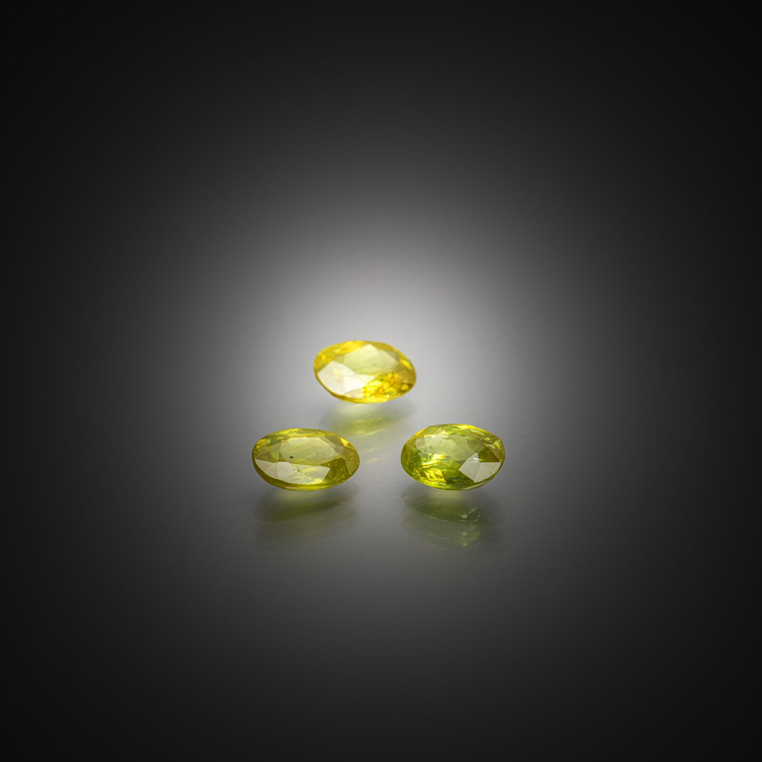 Toumaline indicolite ovale sur papier. - Lazuli