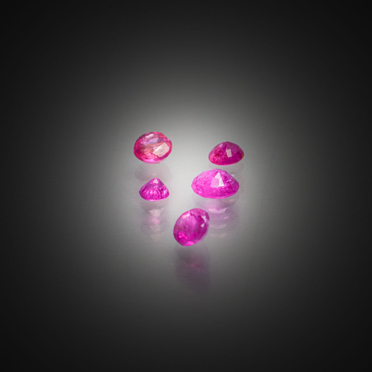 Lot de zircons blancs ronds sur papier. - Lazuli