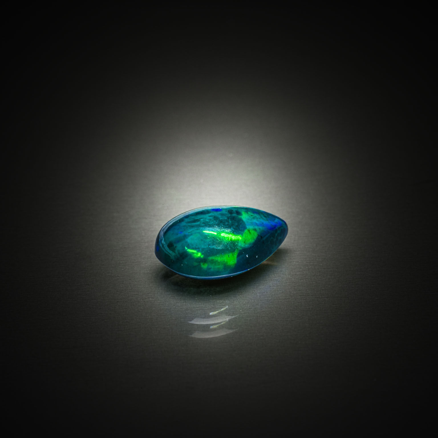 Grenat tsavorite poire sur papier. - Lazuli