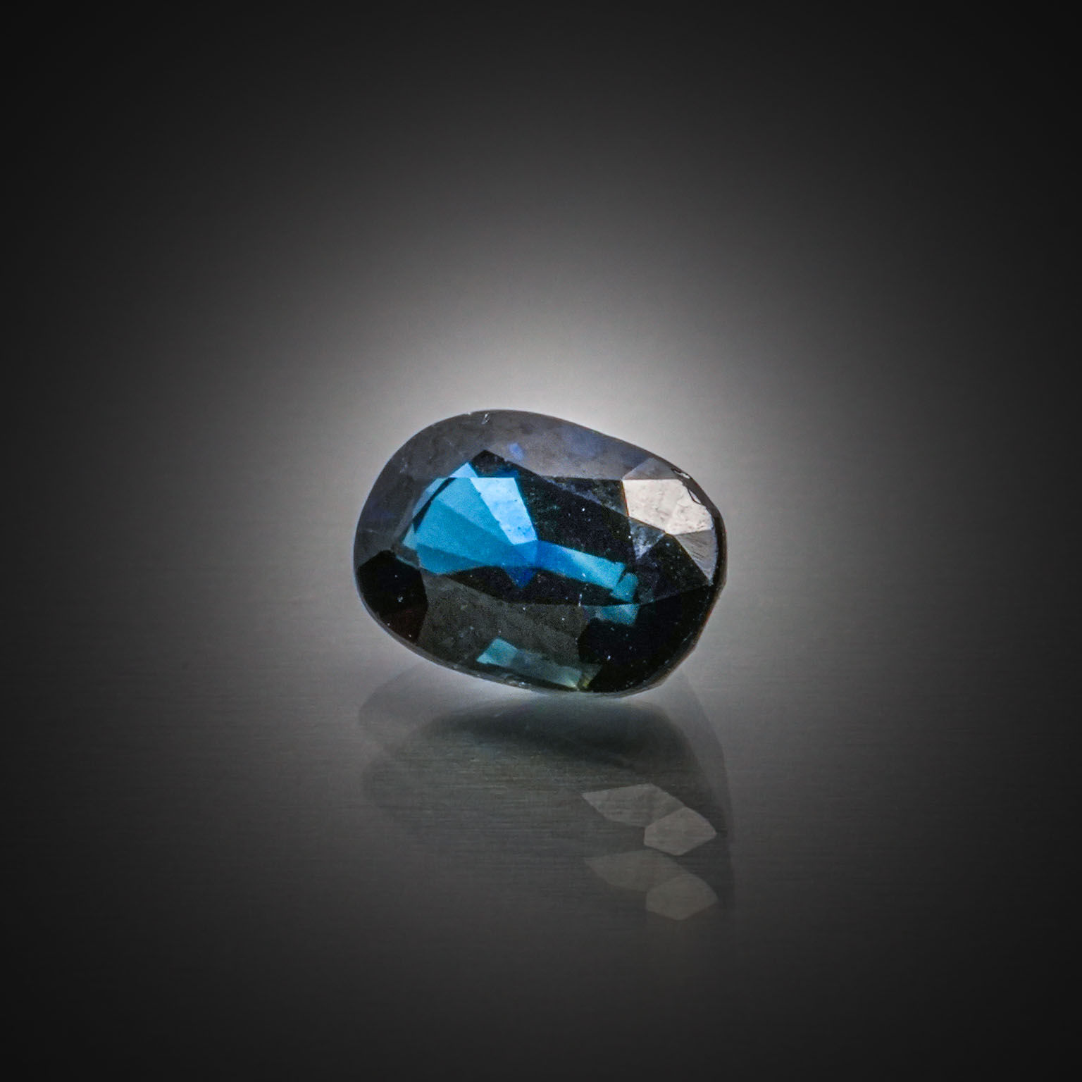 Topaze mystique poire concave sur papier. - Lazuli