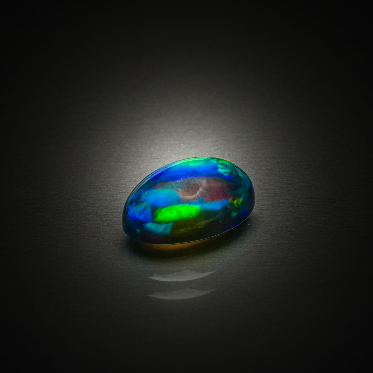 Rubis ovale cabochon sur papier. - Lazuli