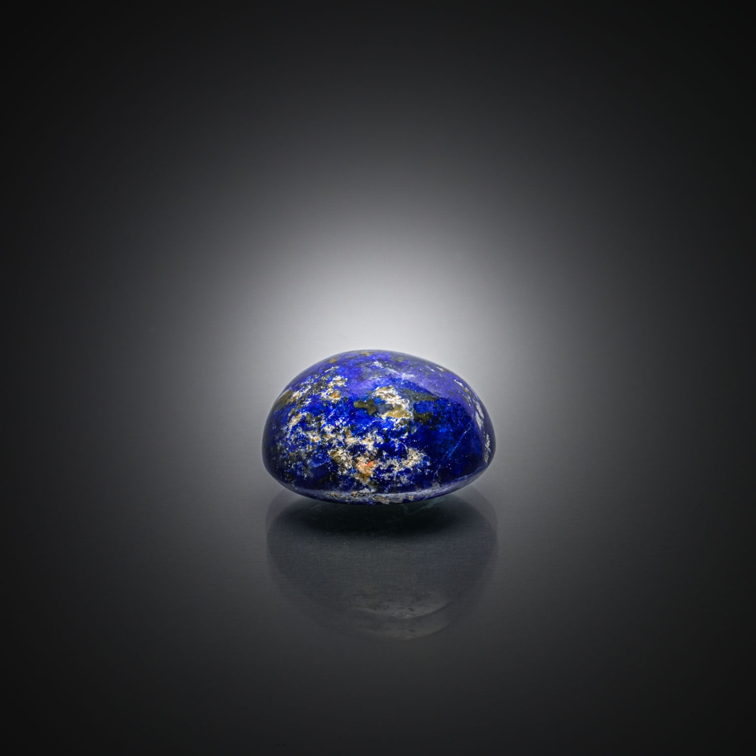 Lapis lazuli ovale cabochon sur papier. - Lazuli