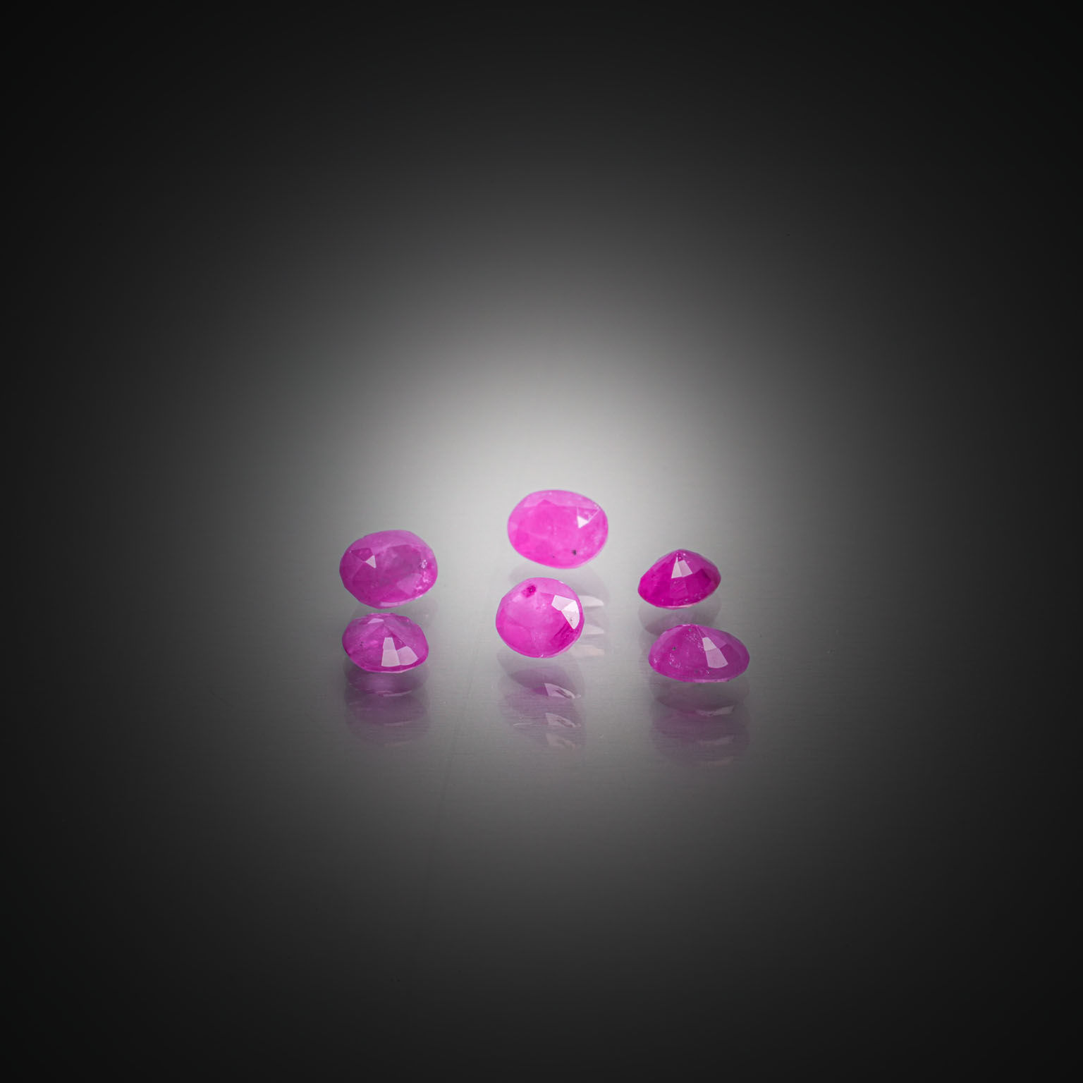 Lot de rubis bruts sur papier. - Lazuli