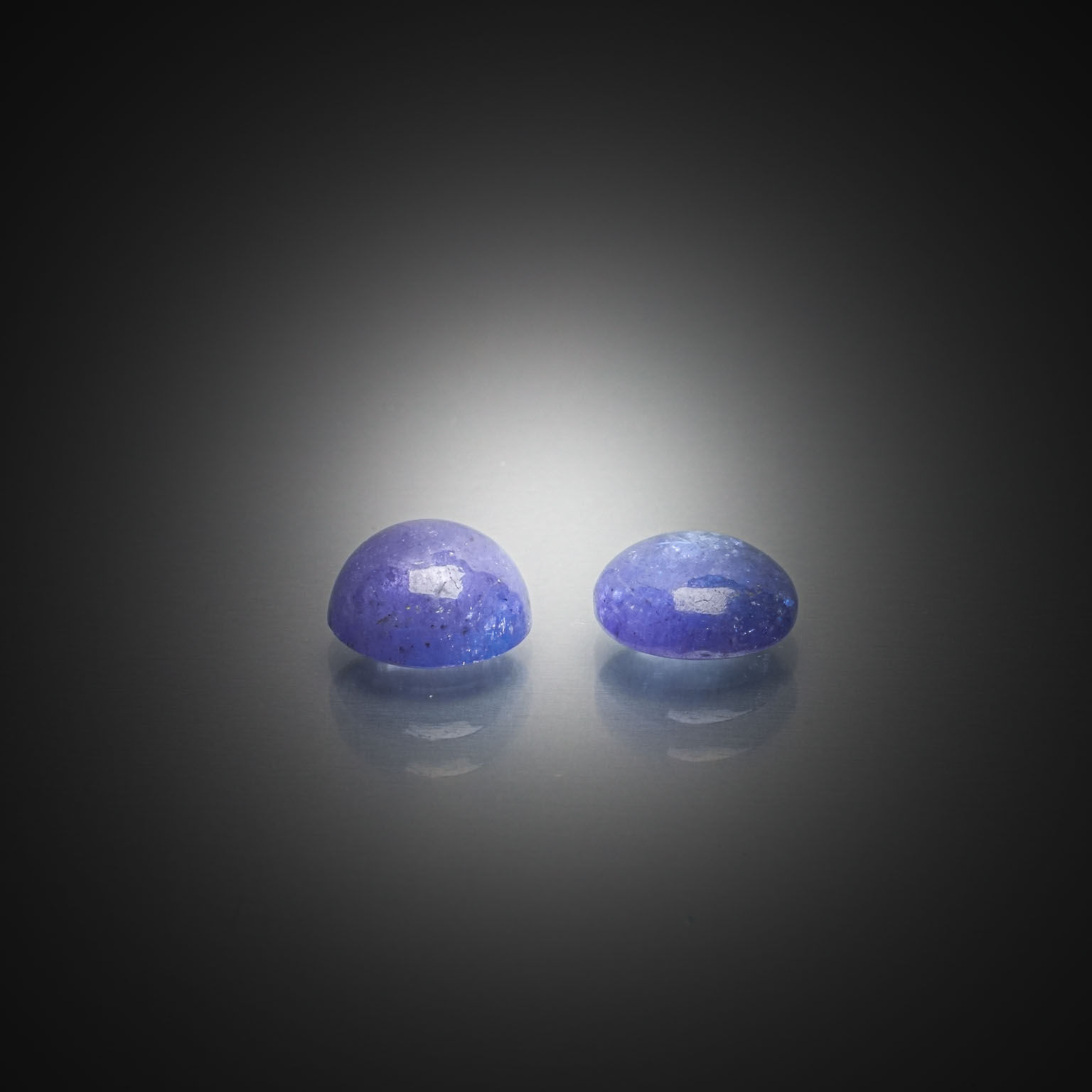 Lot de deux émeraudes ovales sur papier. - Lazuli