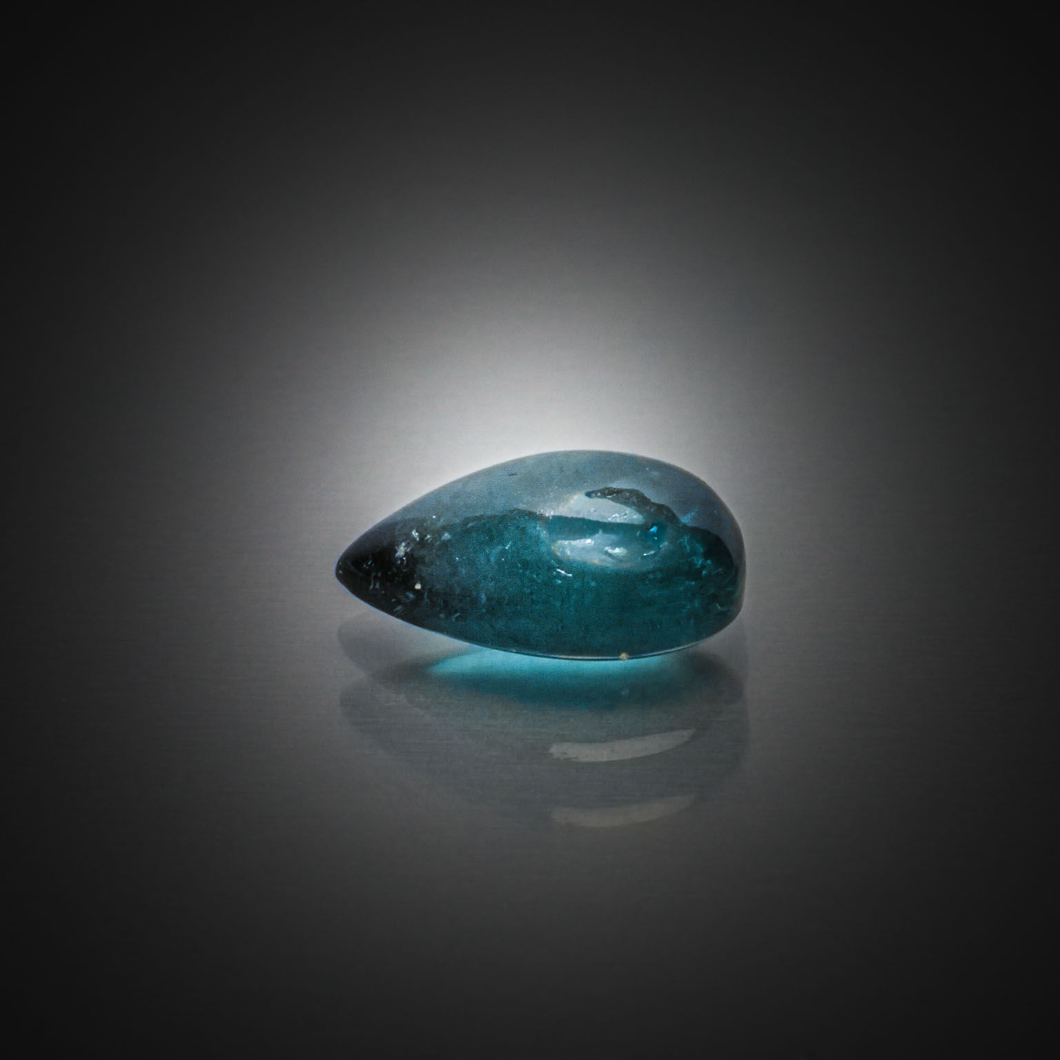 Prehnite poire cabochon sur papier. - Lazuli