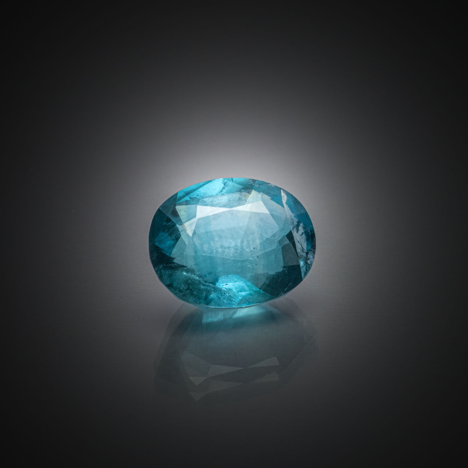 Fluorite bleue ovale sur papier. - Lazuli