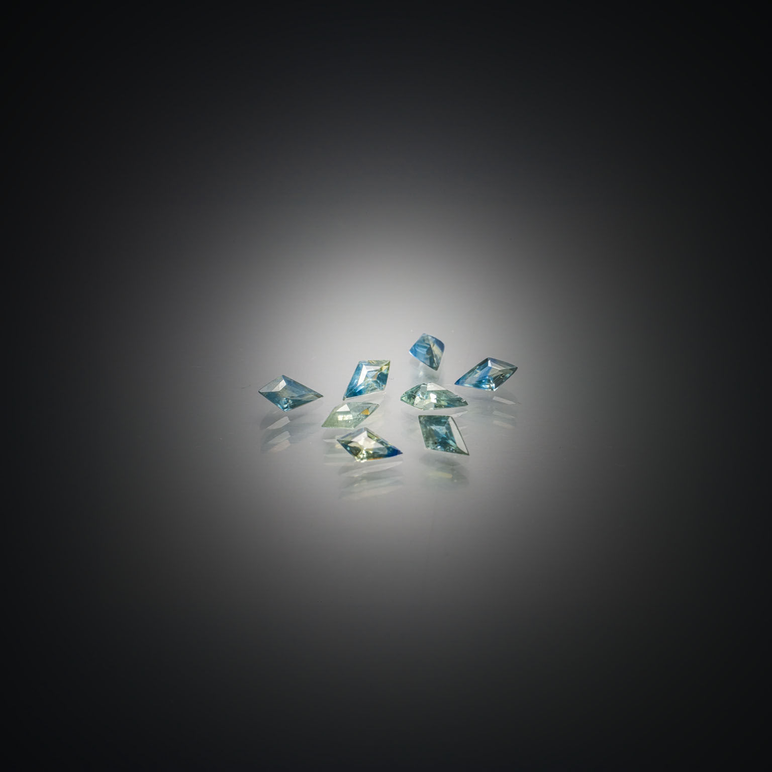 Labradorite ronde cabochon sur papier. - Lazuli