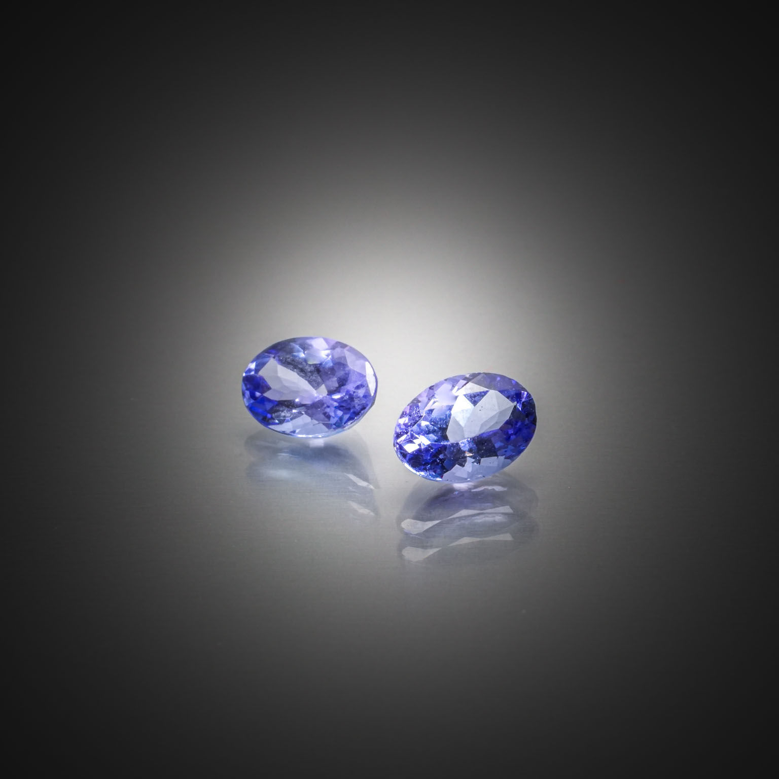 Fluorite bleue ovale sur papier. - Lazuli