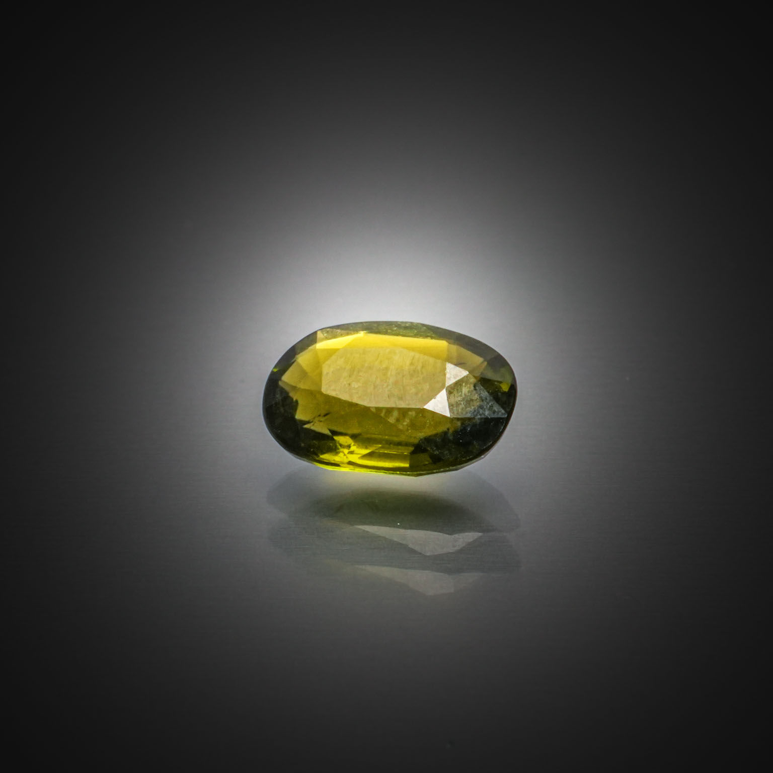 Tourmaline jaune brute sur papier. - Lazuli