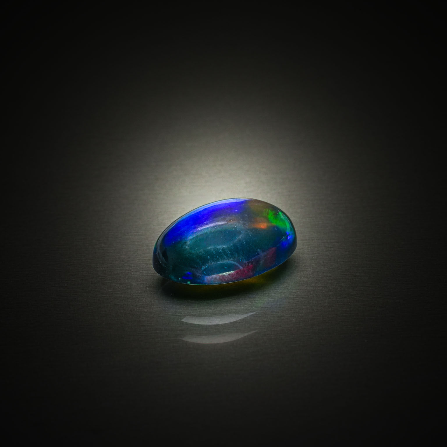 Rubis-zoïsite ovale cabochon sur papier. - Lazuli
