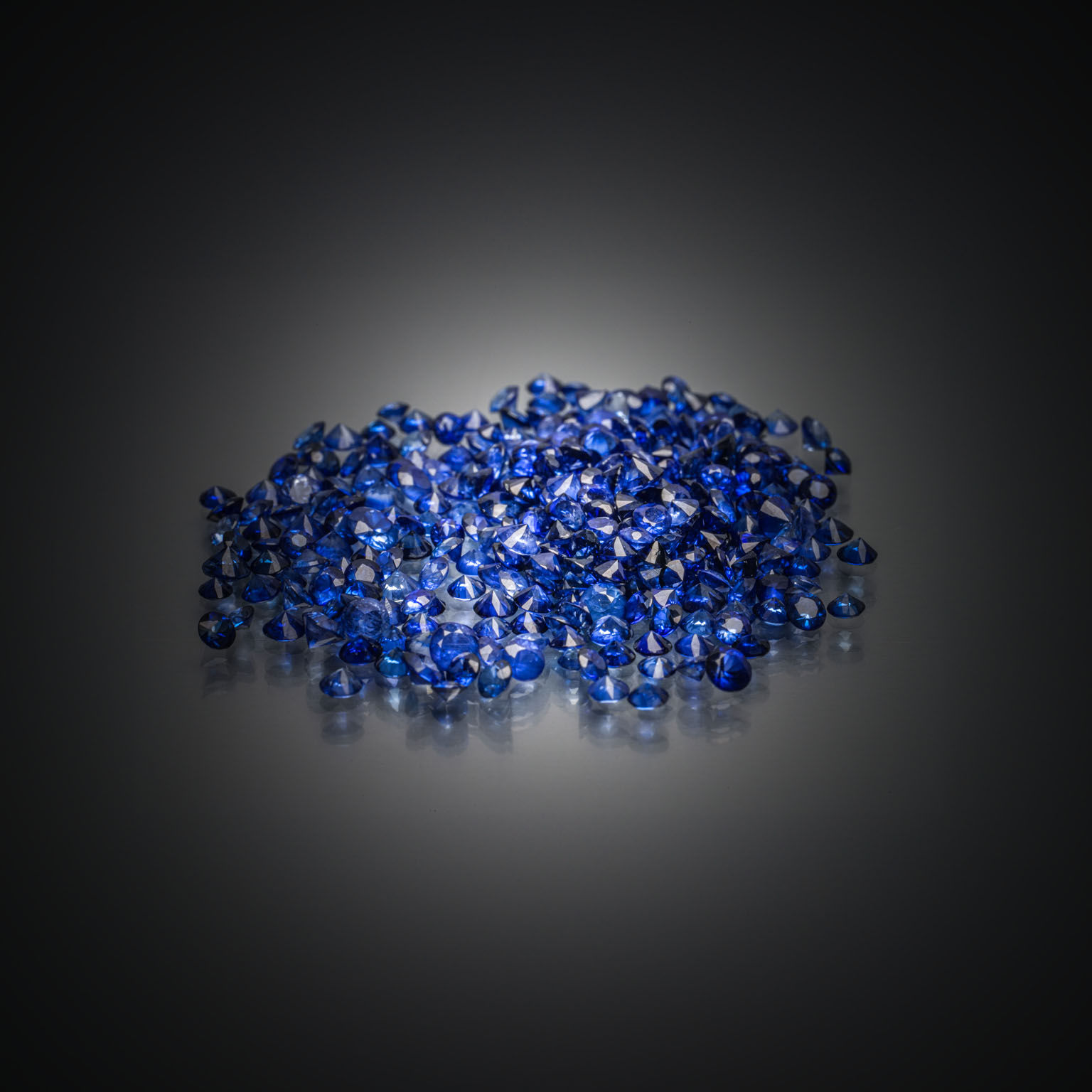 Emeraude ovale sur papier. - Lazuli