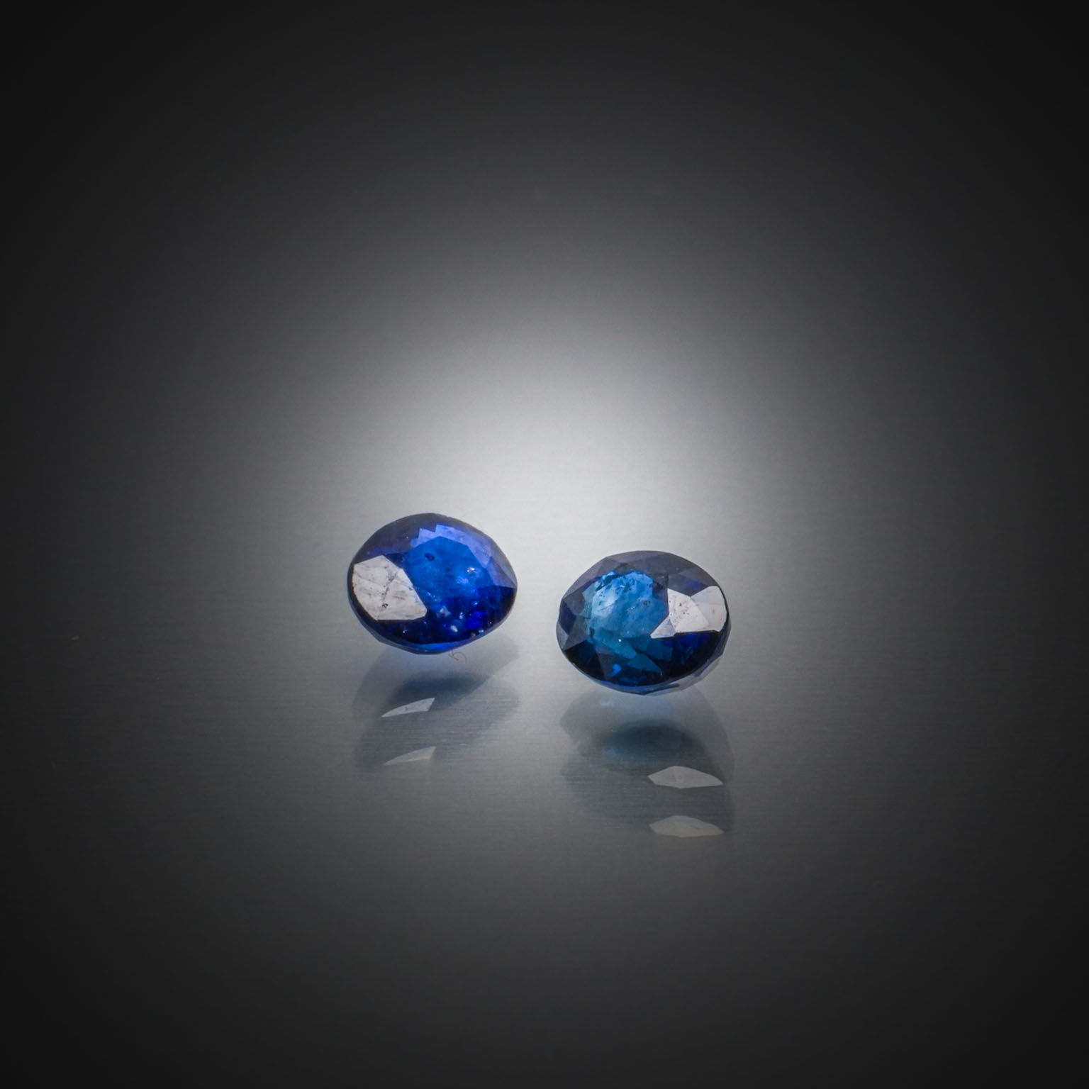 Opale noire ovale cabochon sur papier. - Lazuli