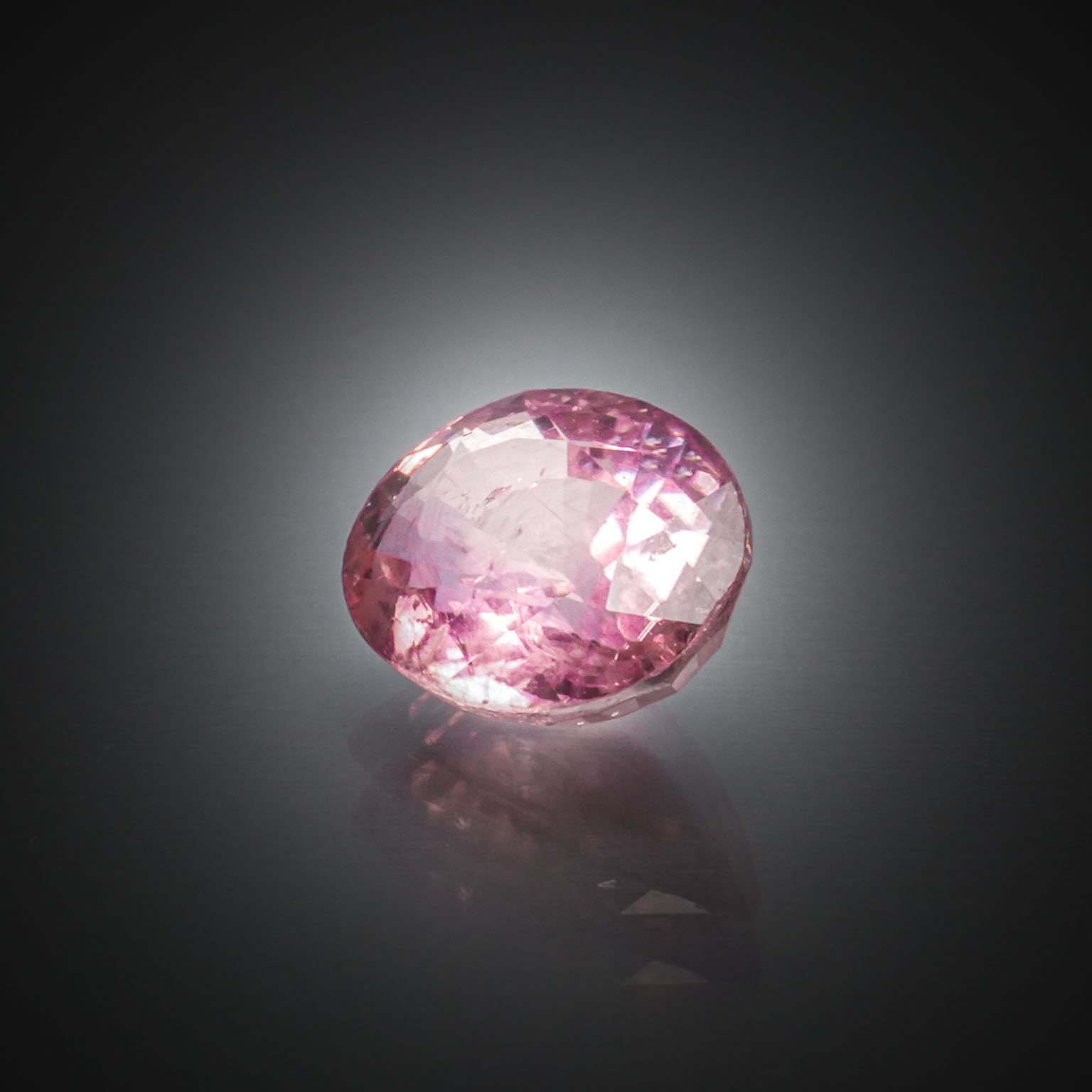 Grenat rhodolite octogonale sur papier. - Lazuli