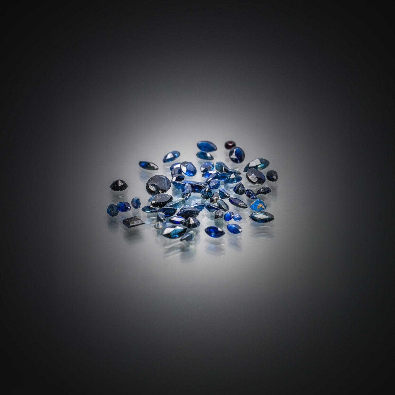 Appairage de tanzanites ovales sur papier. - Lazuli