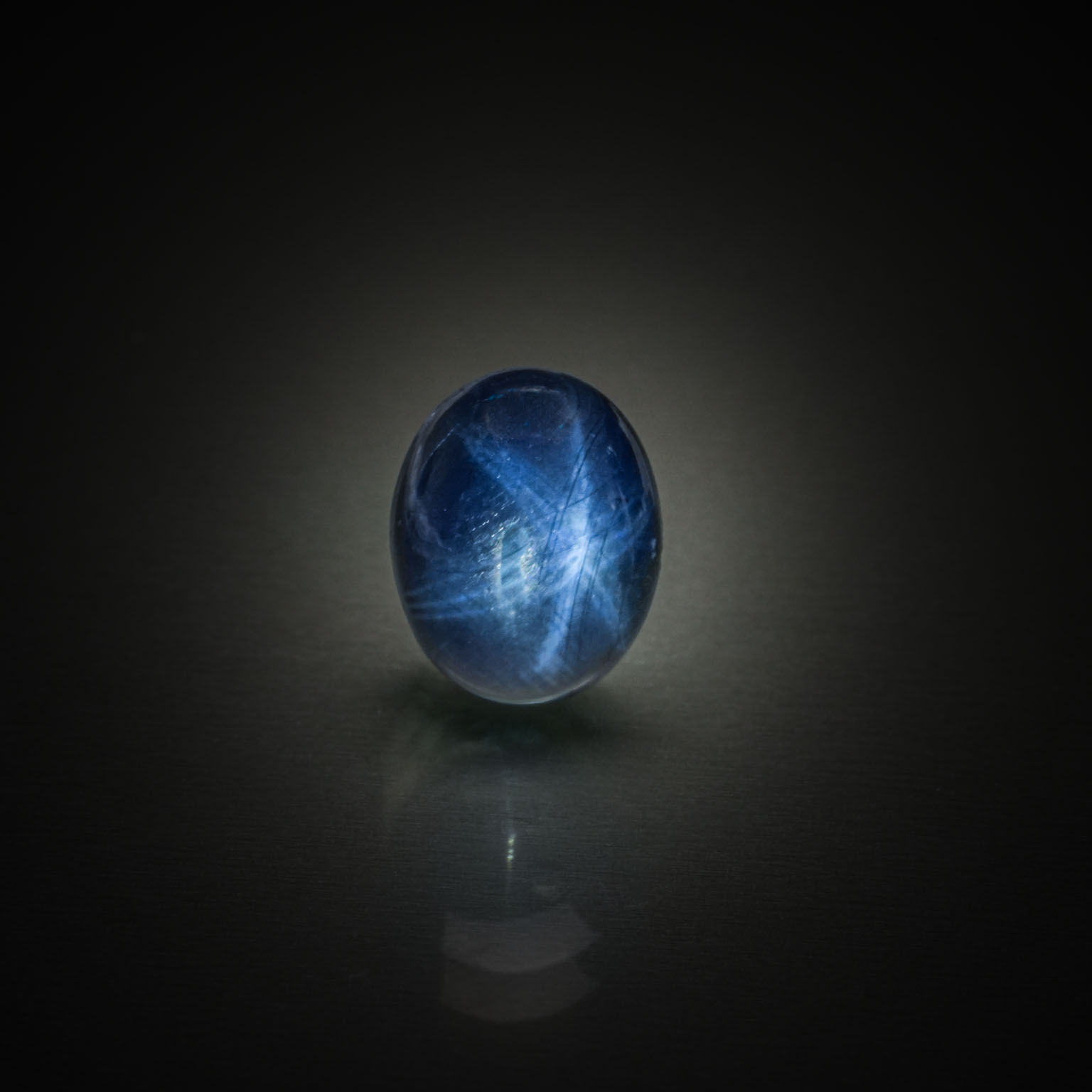 Tanzanite ovale cabochon sur papier. - Lazuli