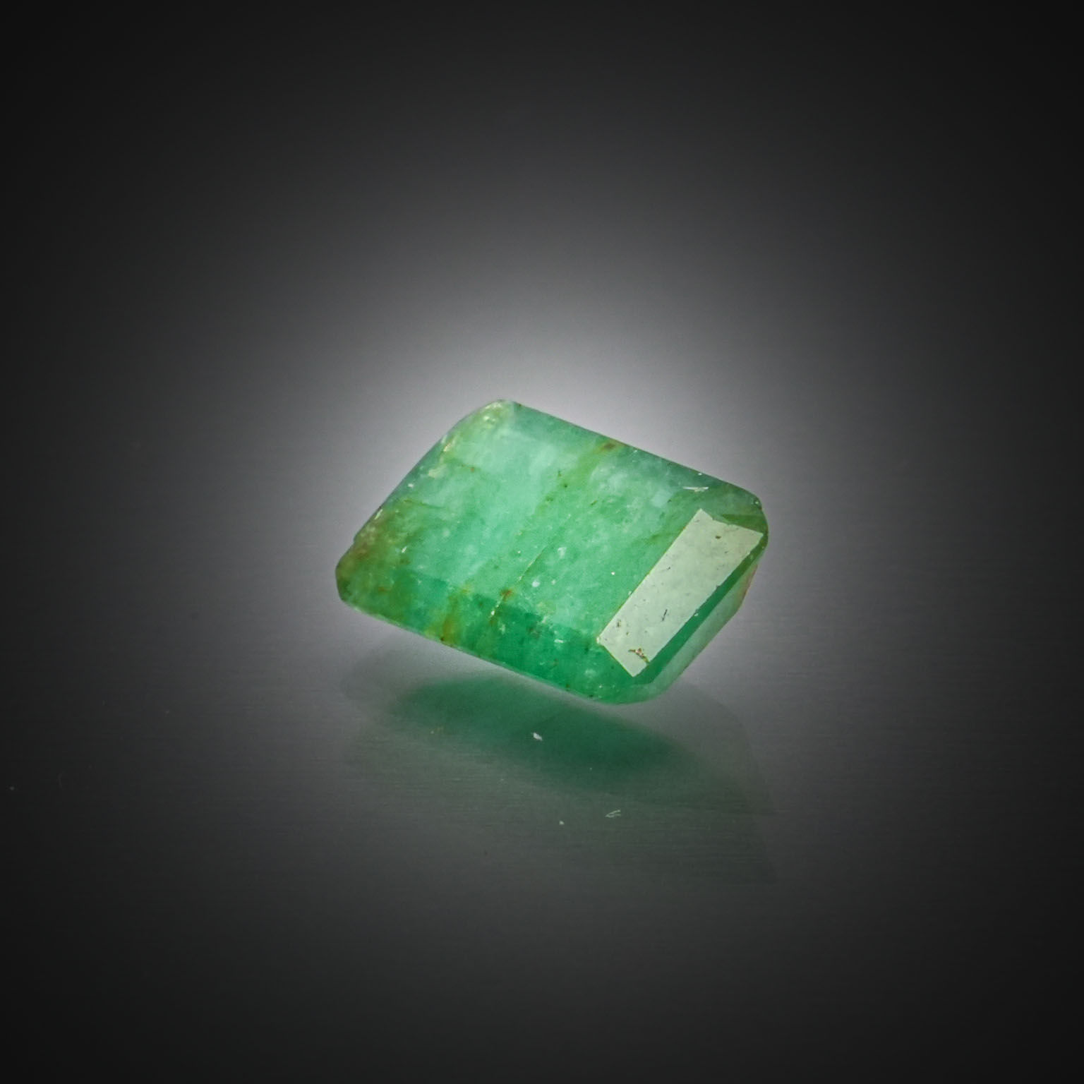 Toumaline indicolite ovale sur papier. - Lazuli