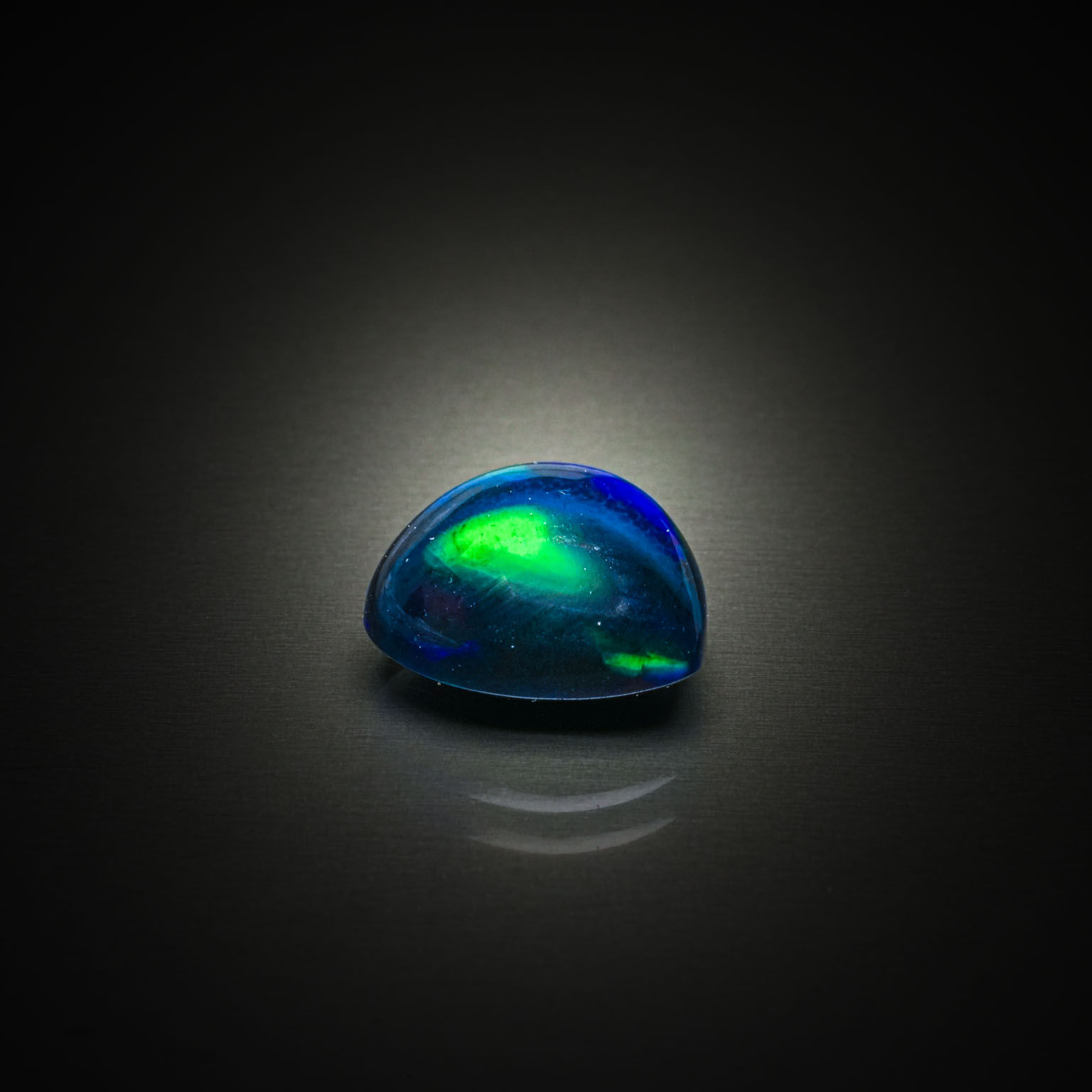 Saphir ovale sur papier. - Lazuli