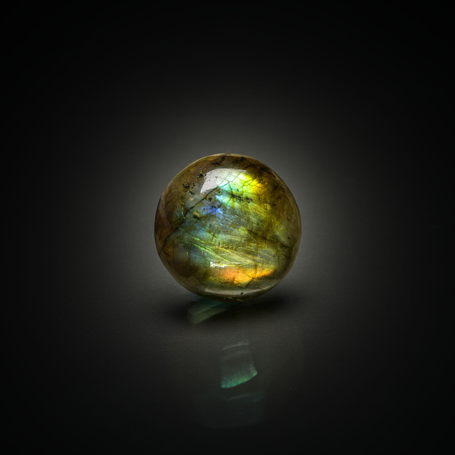 Labradorite ronde cabochon sur papier. - Lazuli