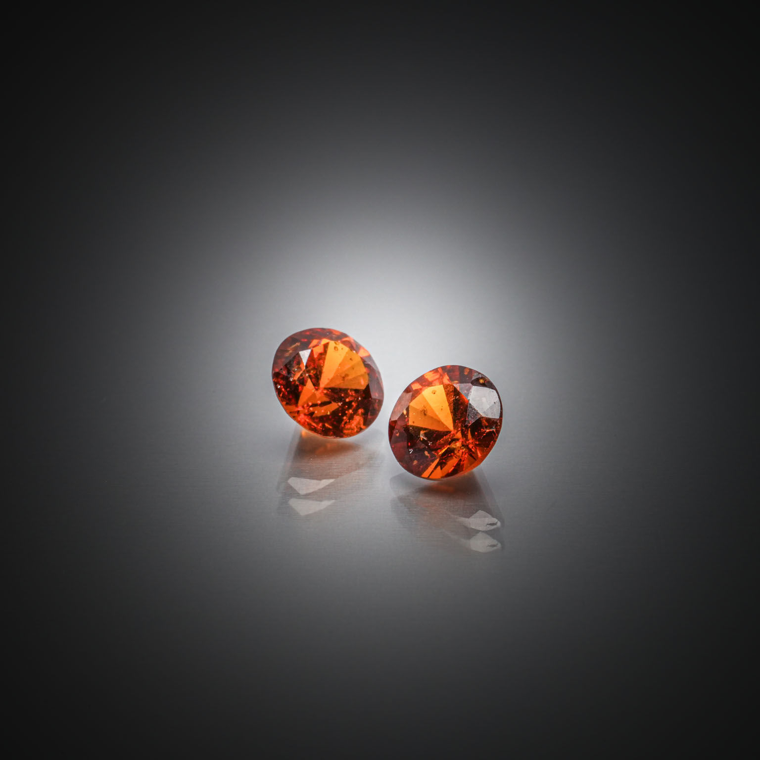 Lot de diamants caramels ronds sur papier. - Lazuli