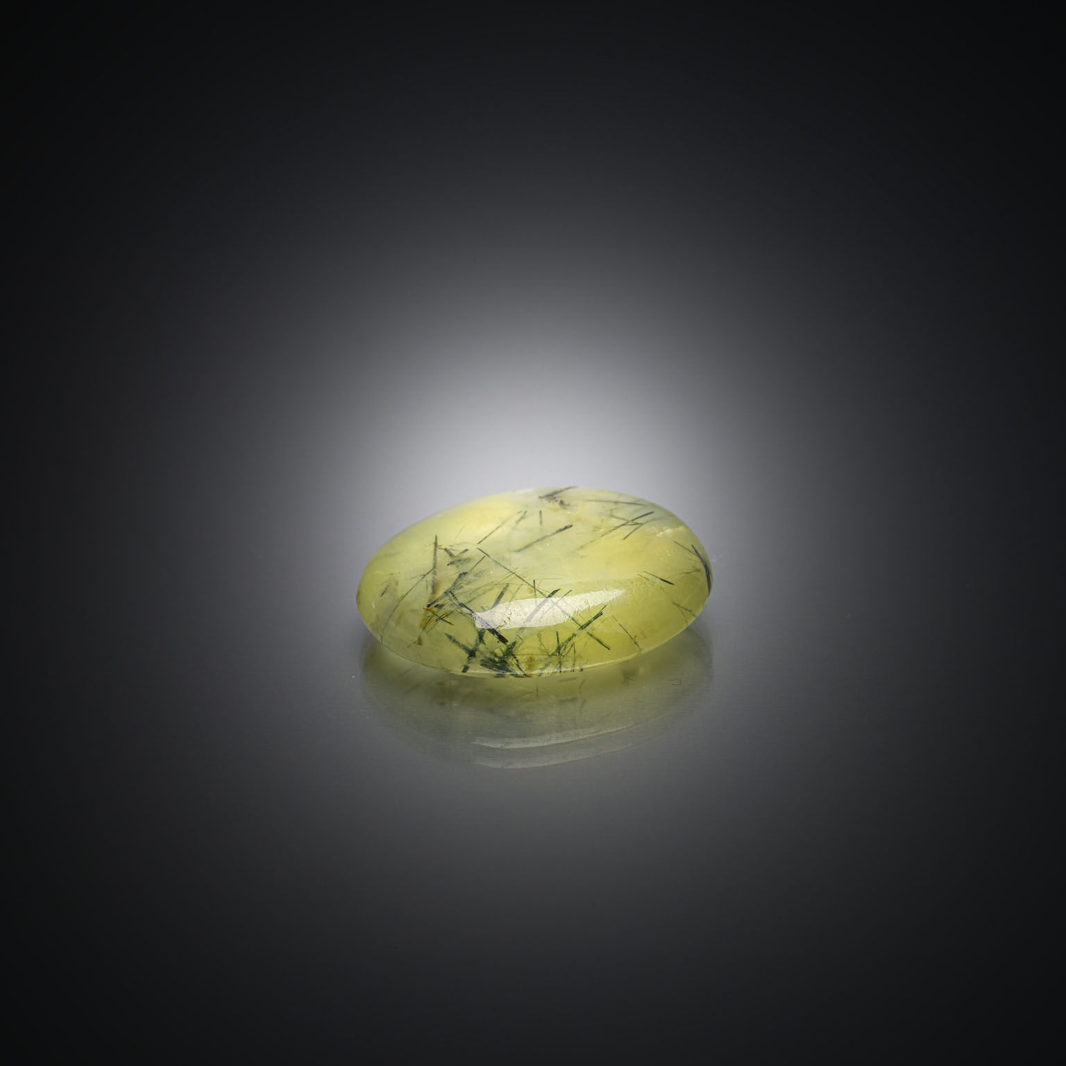 Prehnite coussin cabochon sur papier. - Lazuli