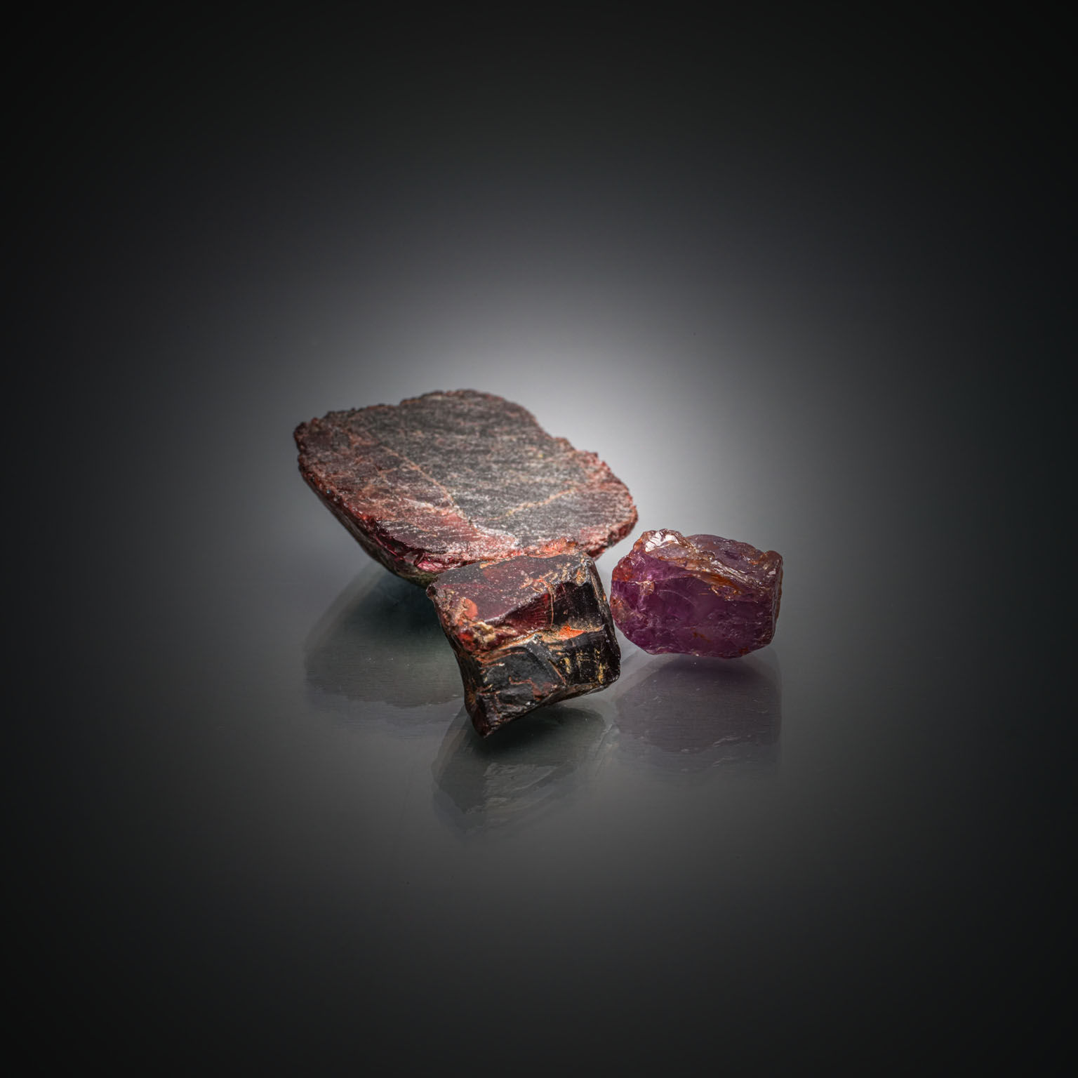 Lot de trois tourmalines brutes sur papier. - Lazuli