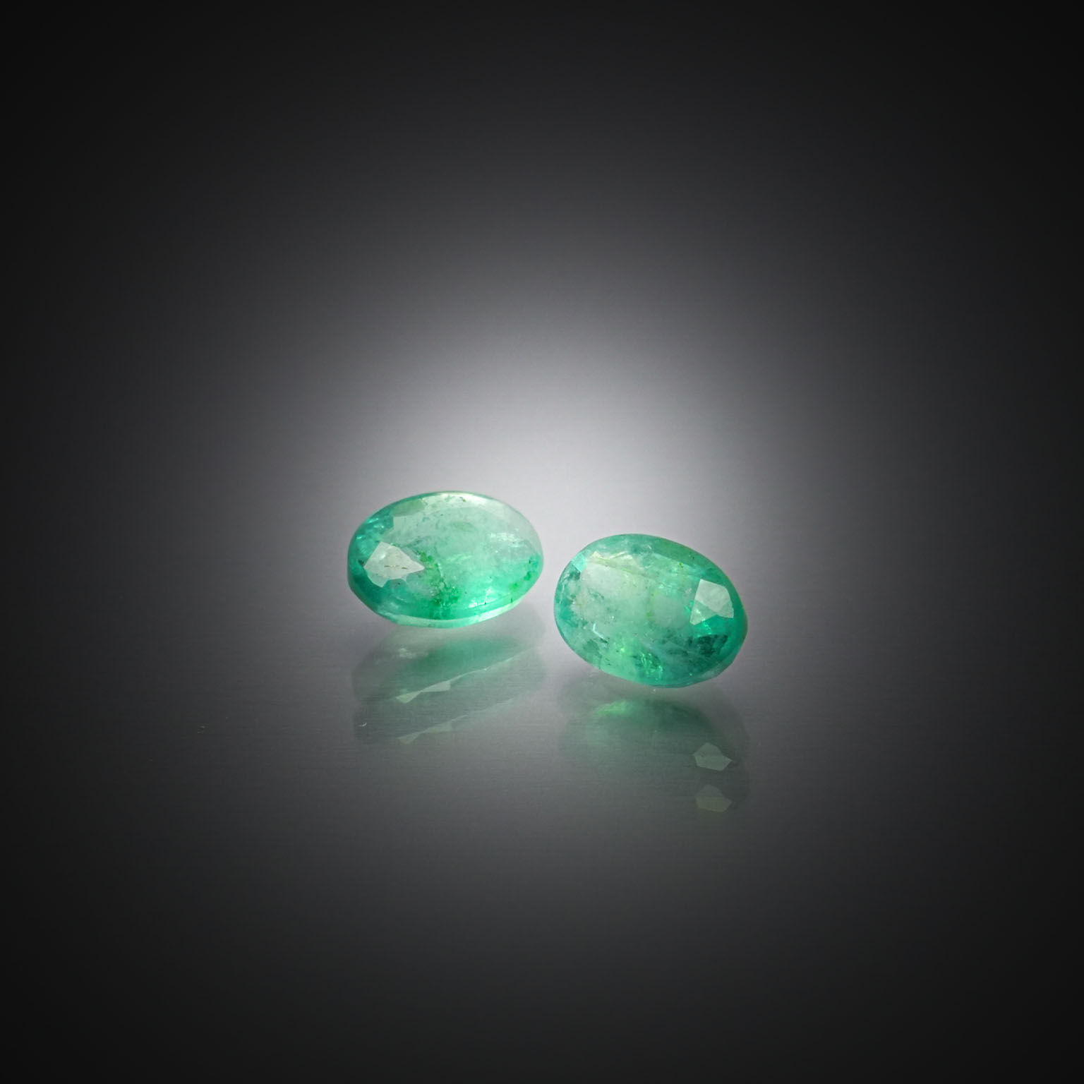 Lot de deux émeraudes ovales sur papier. - Lazuli