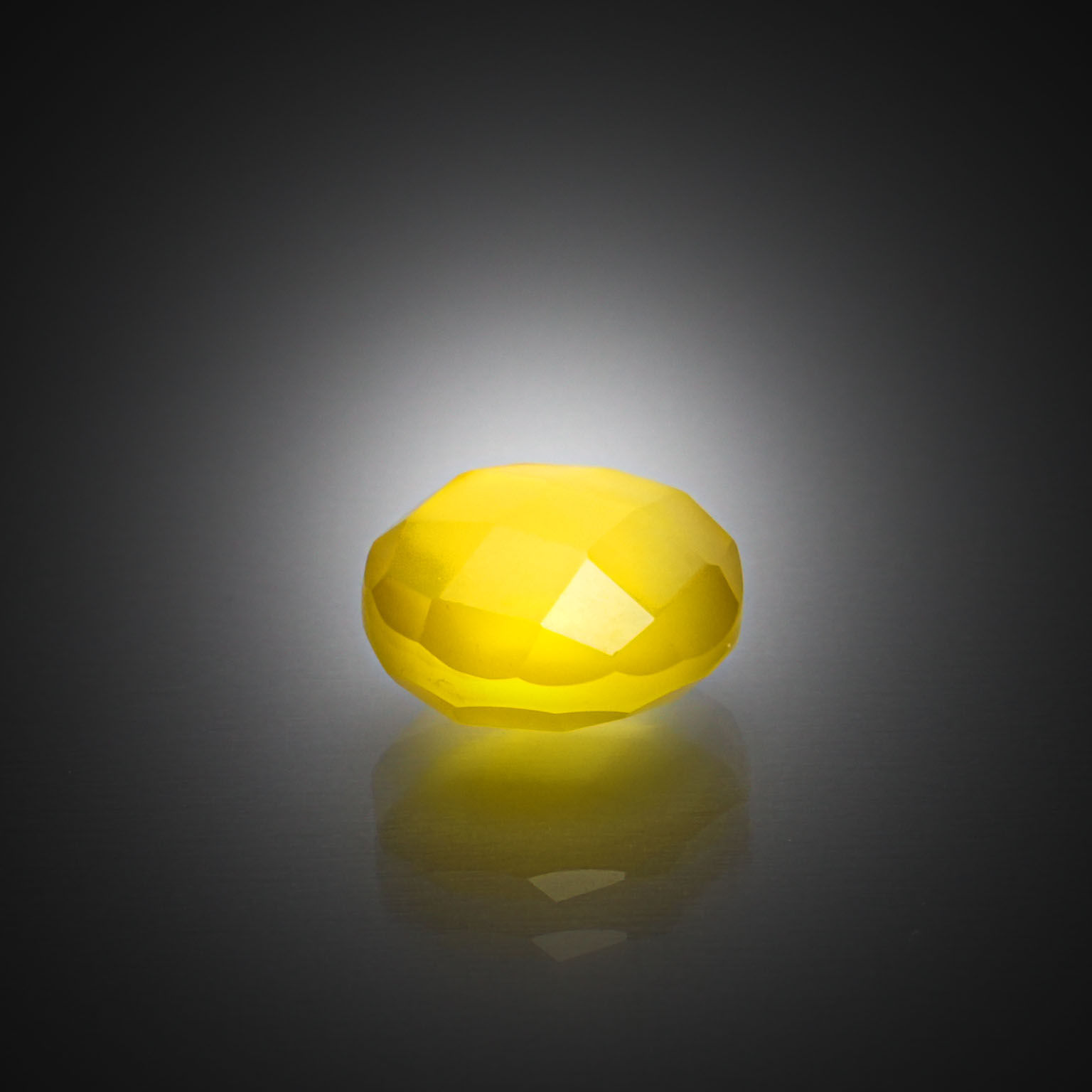 Calcédoine jaune ronde sur papier. - Lazuli