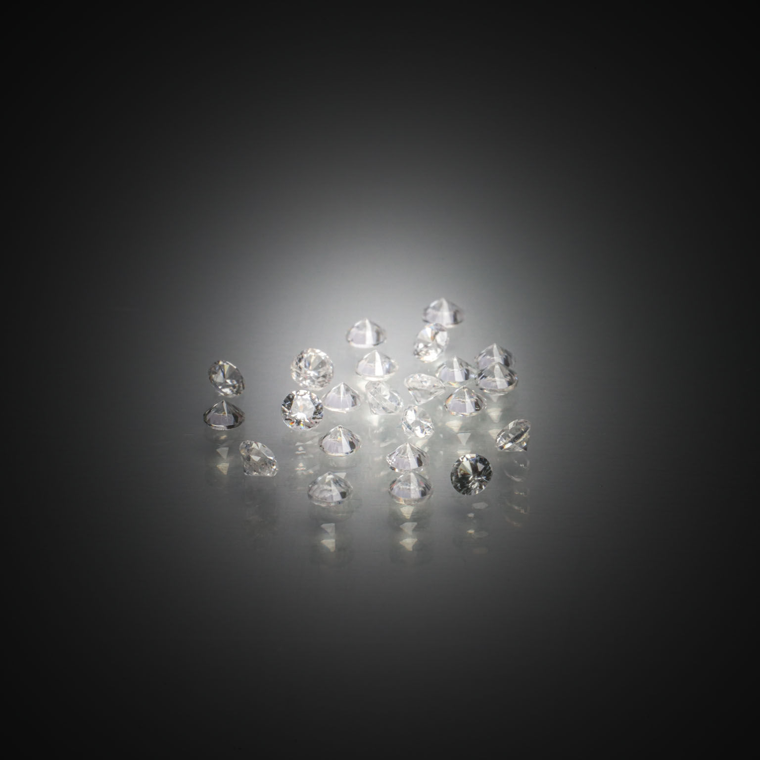 Lot de zircons blancs ronds sur papier. - Lazuli