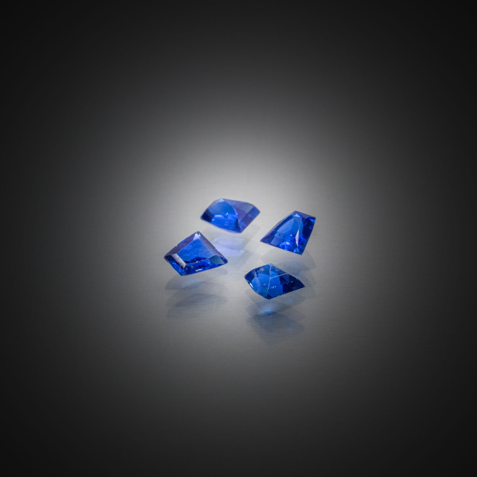 Lot de quatre saphirs calibrés sur papier. - Lazuli