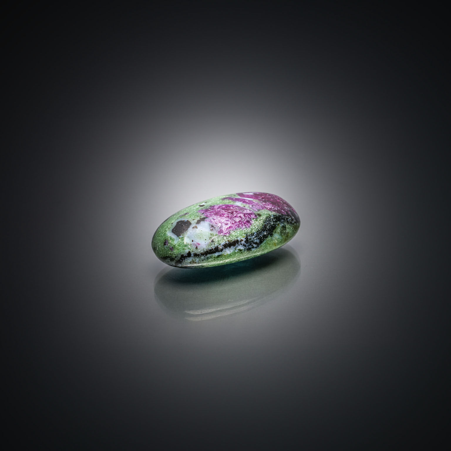 Rubis ovale cabochon sur papier. - Lazuli
