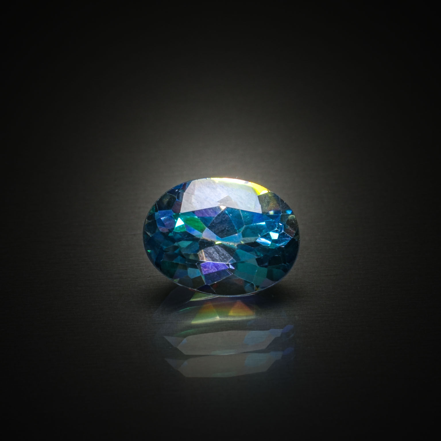 Quartz ovale cabochon sur papier. - Lazuli