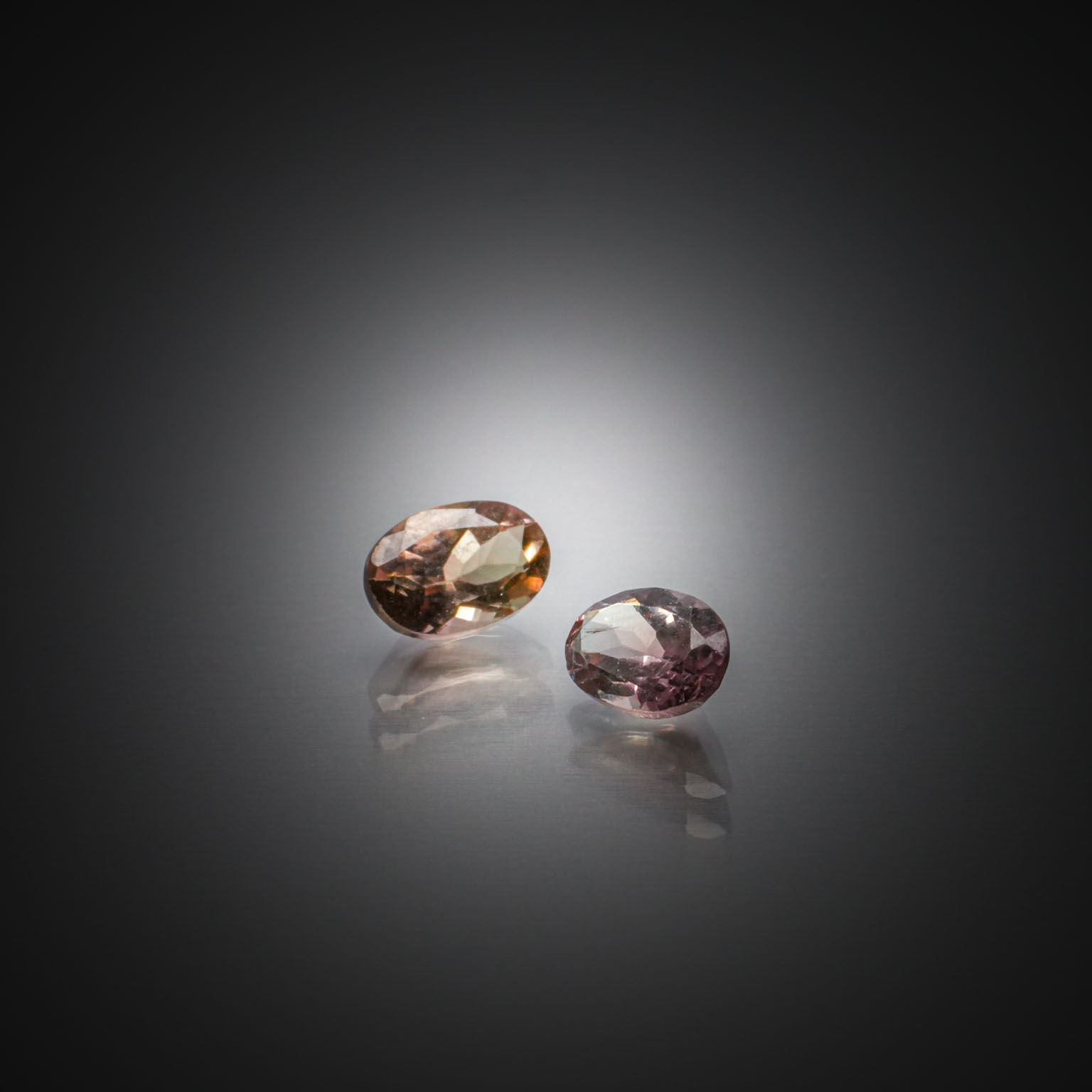 Quartz ovale cabochon sur papier. - Lazuli