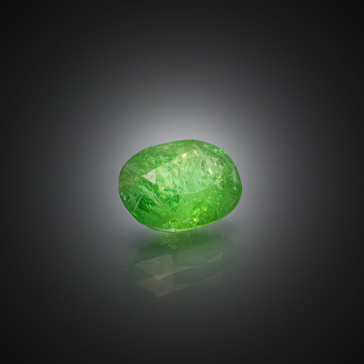 Grenat tsavorite poire sur papier. - Lazuli