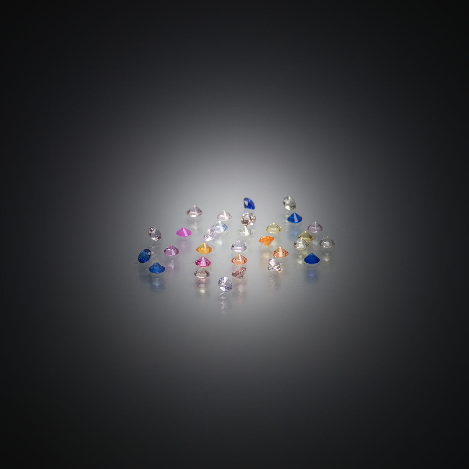 Lot de diamants caramels ronds sur papier. - Lazuli
