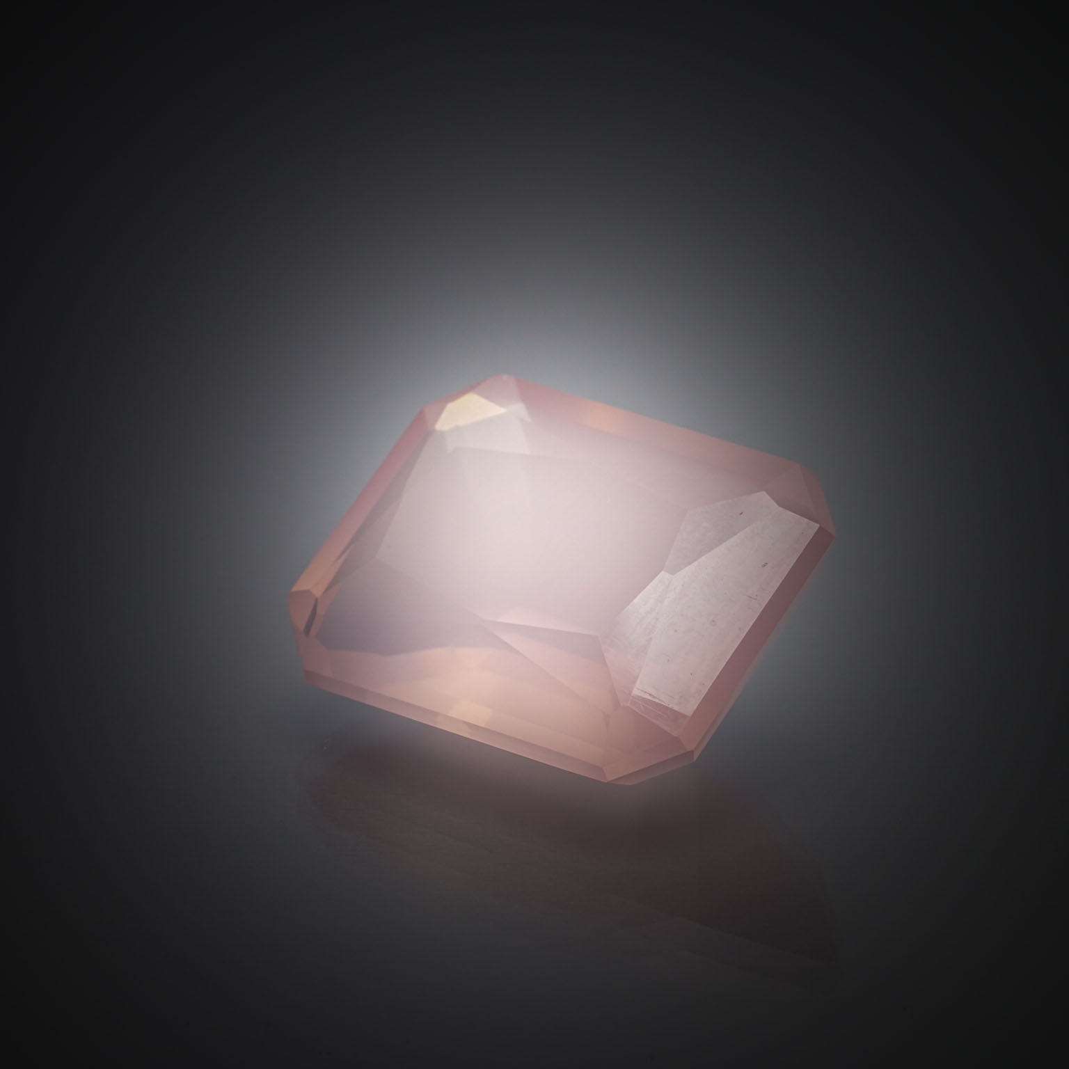 Quartz rose octogonale sur papier. - Lazuli