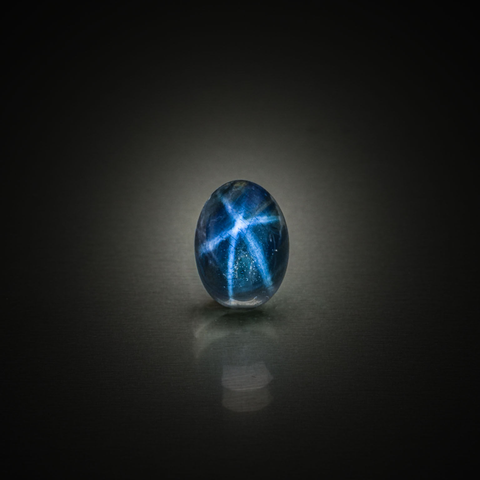 Opale dendrite ovale cabochon sur papier. - Lazuli