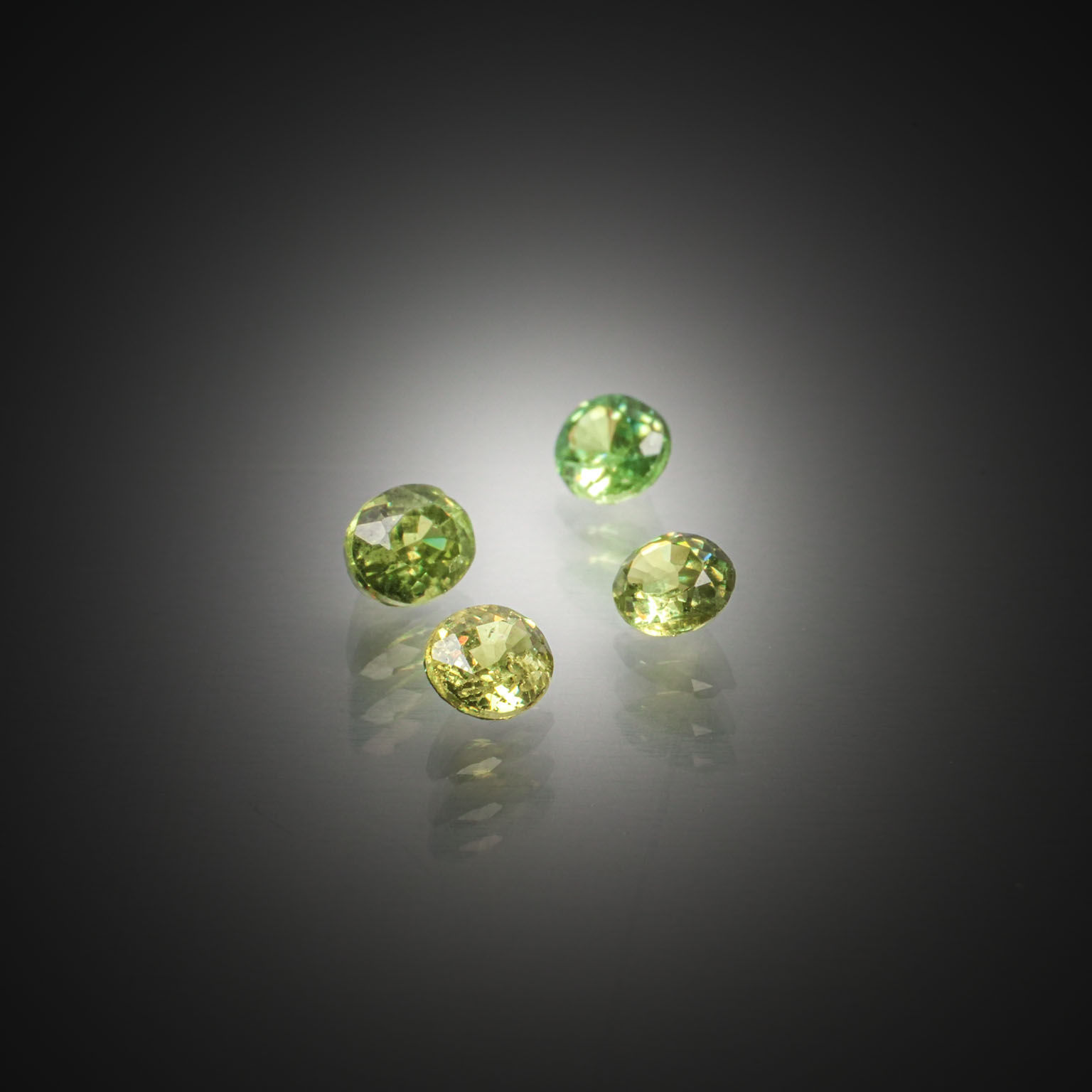 Lot de diamants caramels ronds sur papier. - Lazuli