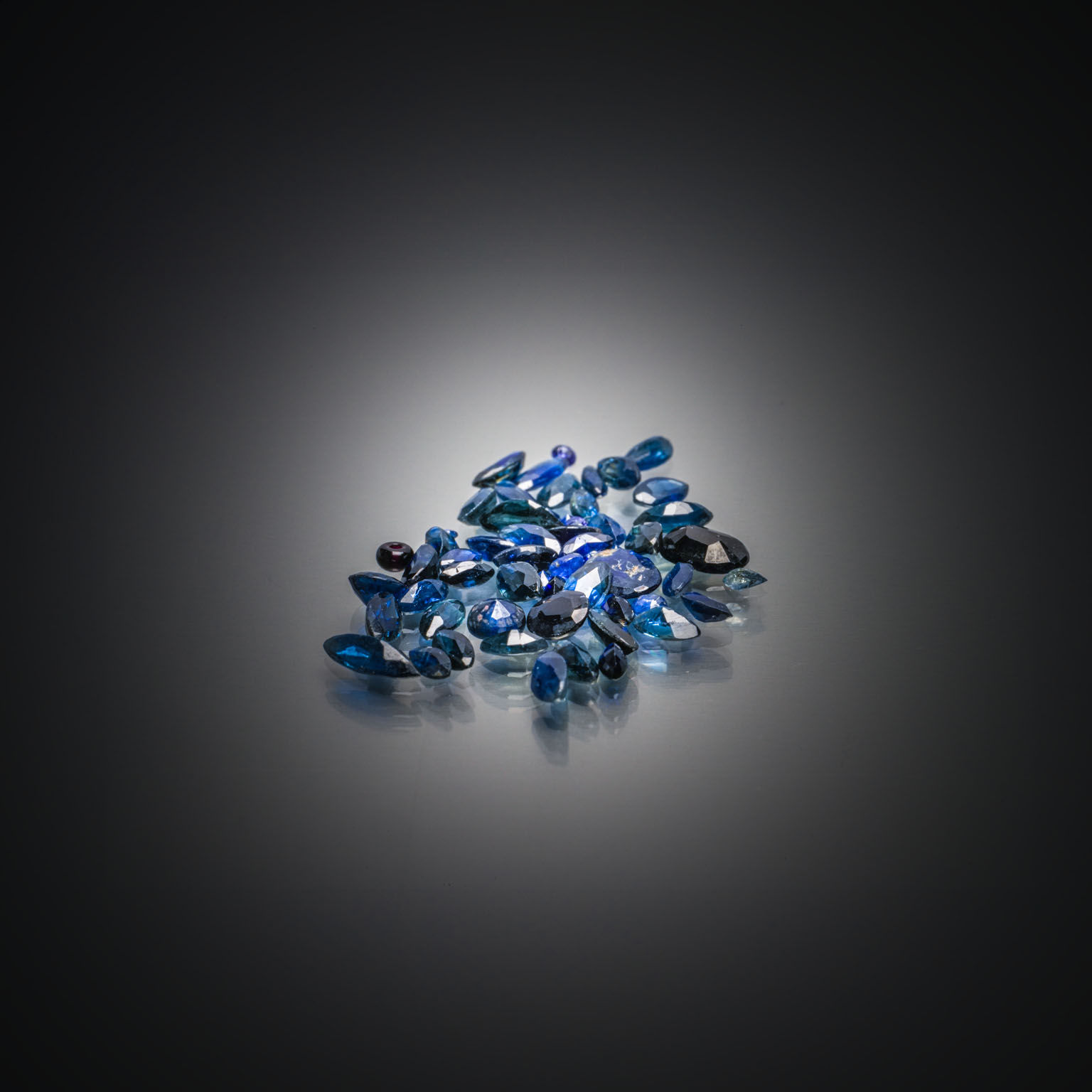 Lot de saphirs sur papier. - Lazuli