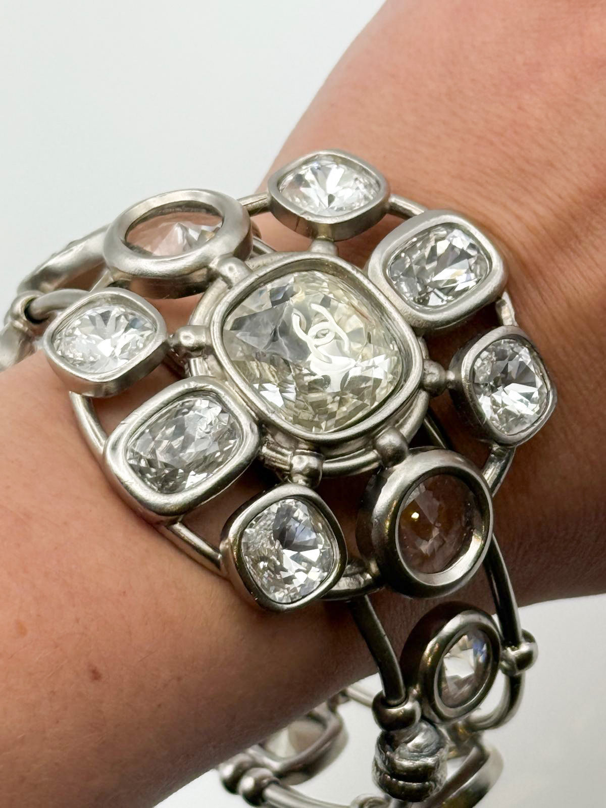 Broche en argent ajouré représentant des chimères. - Lazuli