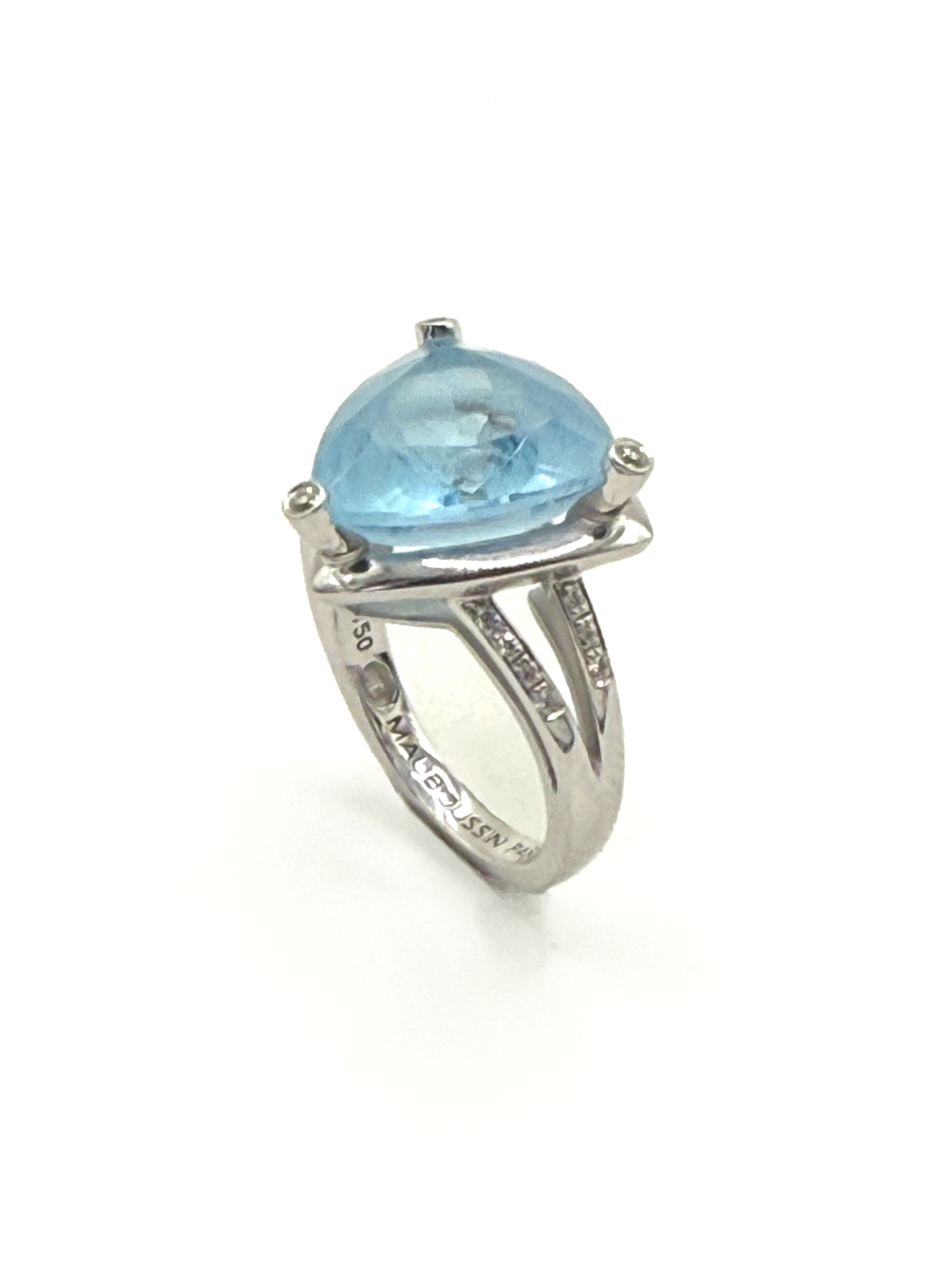 MAUBOUSSIN Paris Bague en or gris (750 millièmes) ornée d&rsquo;une aigue-marine triangulaire épaulée de deux lignes de diamants. - Lazuli