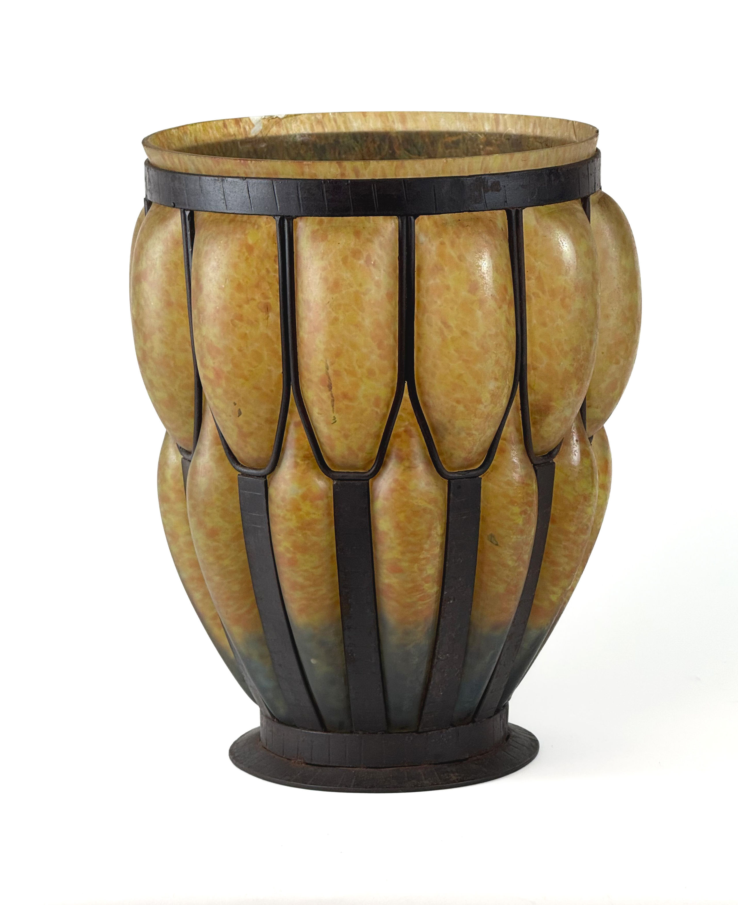 Broche ovale en or jaune (750 millièmes) ornée d&rsquo;une miniature sur porcelaine représentant un noble en buste. - Lazuli