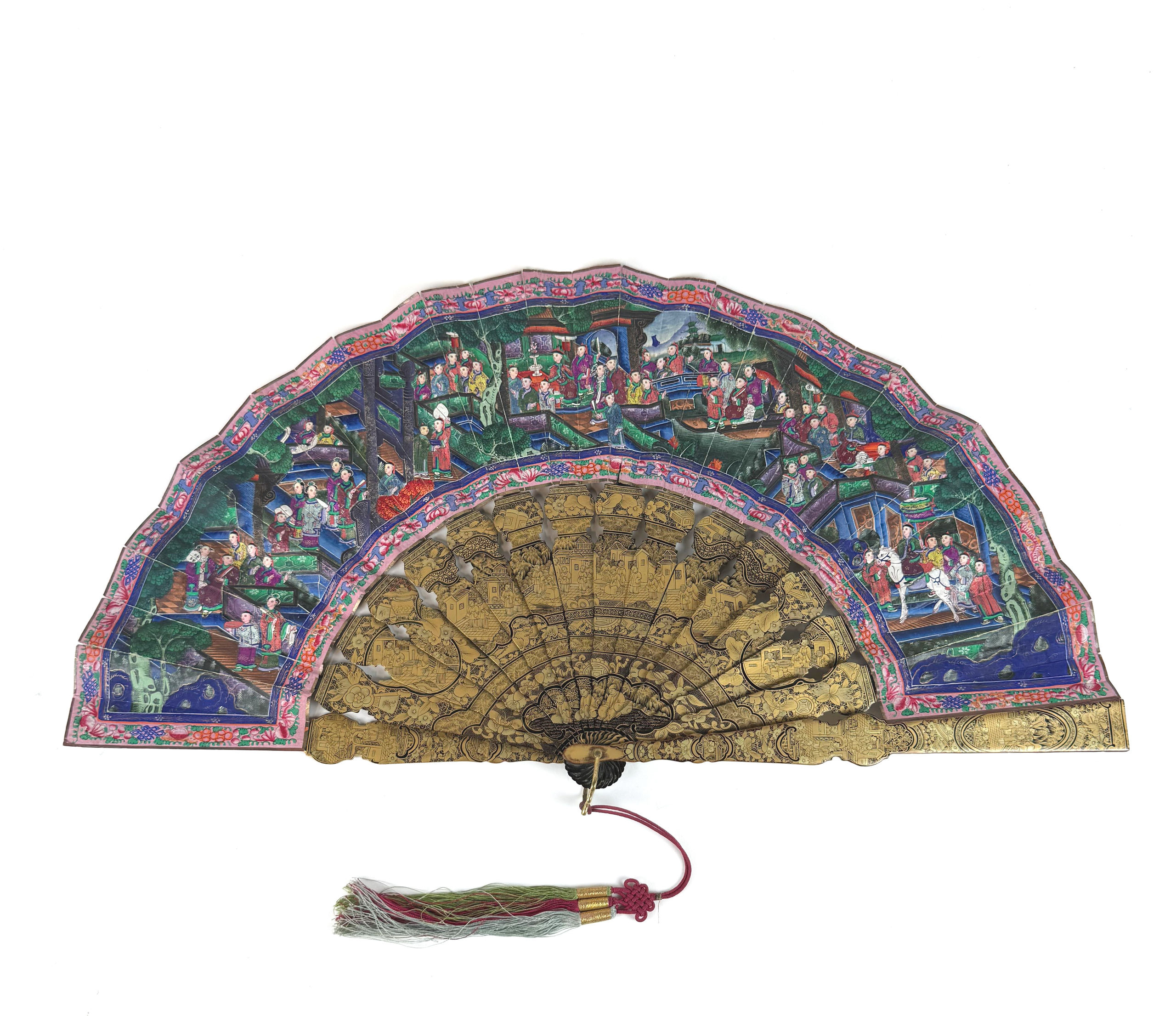 Bague ajourée en or jaune (750 millièmes) ornée d&rsquo;une émeraude rectangulaire à pans coupés dans un entourage et entrelacs de brillants. - Lazuli