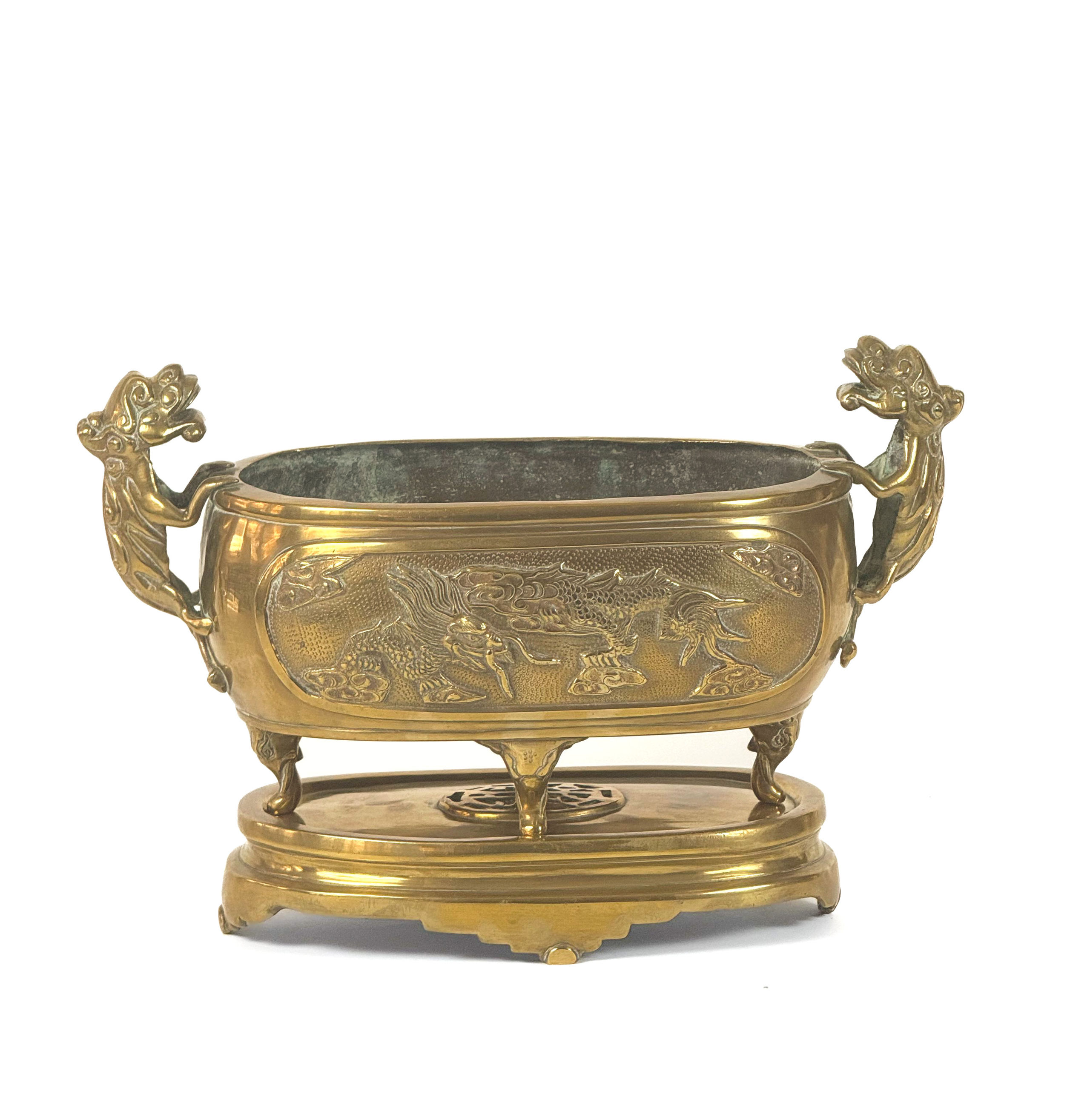 Bague tank en platine ornée de deux diamants taille ancienne épaulés de six diamants de part et d&rsquo;autre. - Lazuli