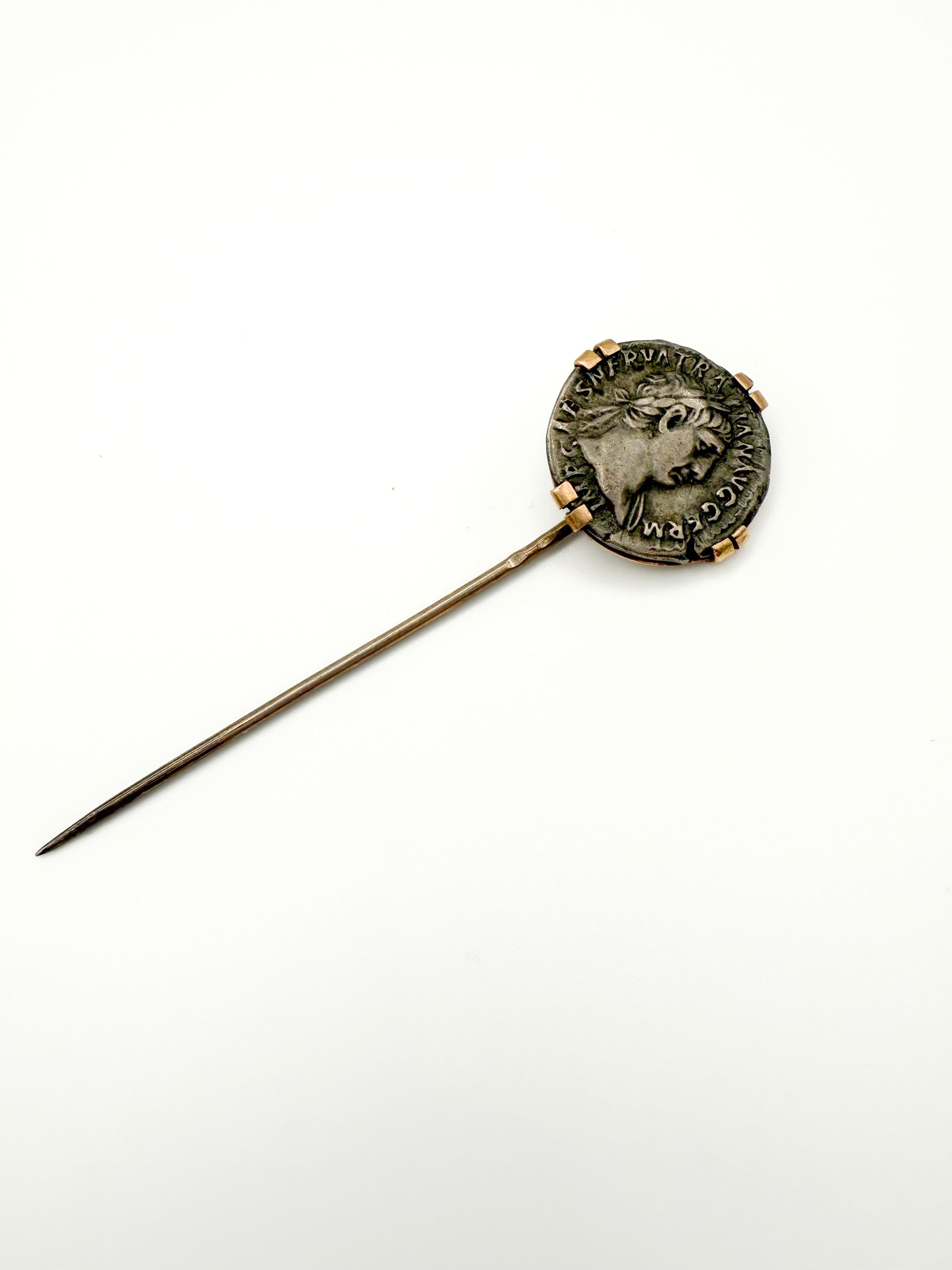 Epingle à cravate ornée d&rsquo;un denier de Trajan en argent, la monture et l&rsquo;épingle en or rose (750 millièmes). - Lazuli