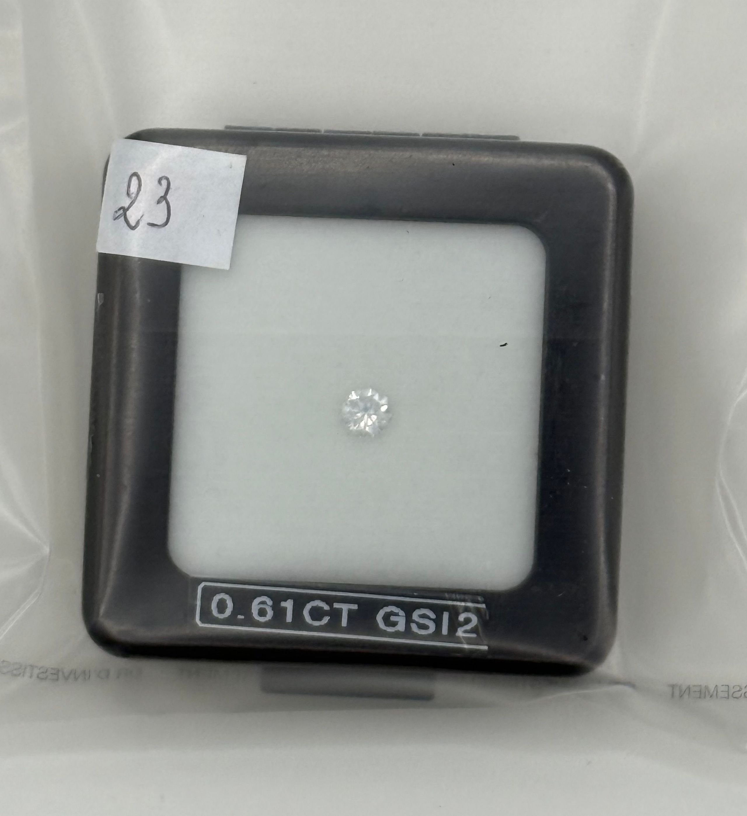 Solitaire en or gris (750 millièmes) orné d&rsquo;un diamant rond épaulé d&rsquo;une ligne de brillants. - Lazuli