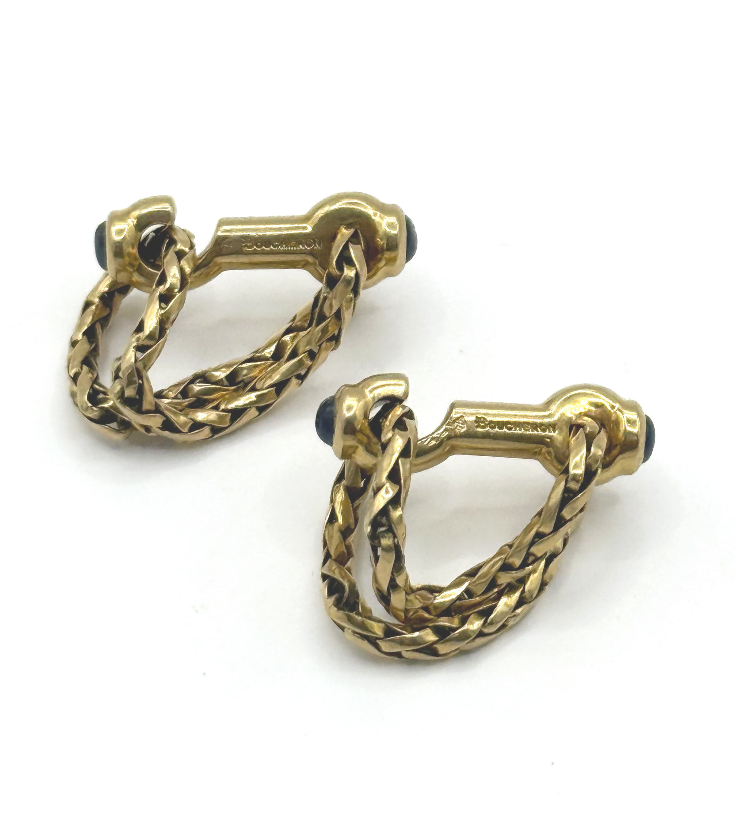 BOUCHERON Paire de boutons de manchette en or jaune (750 millièmes) à maille palmier et ornée de saphirs cabochons. - Lazuli