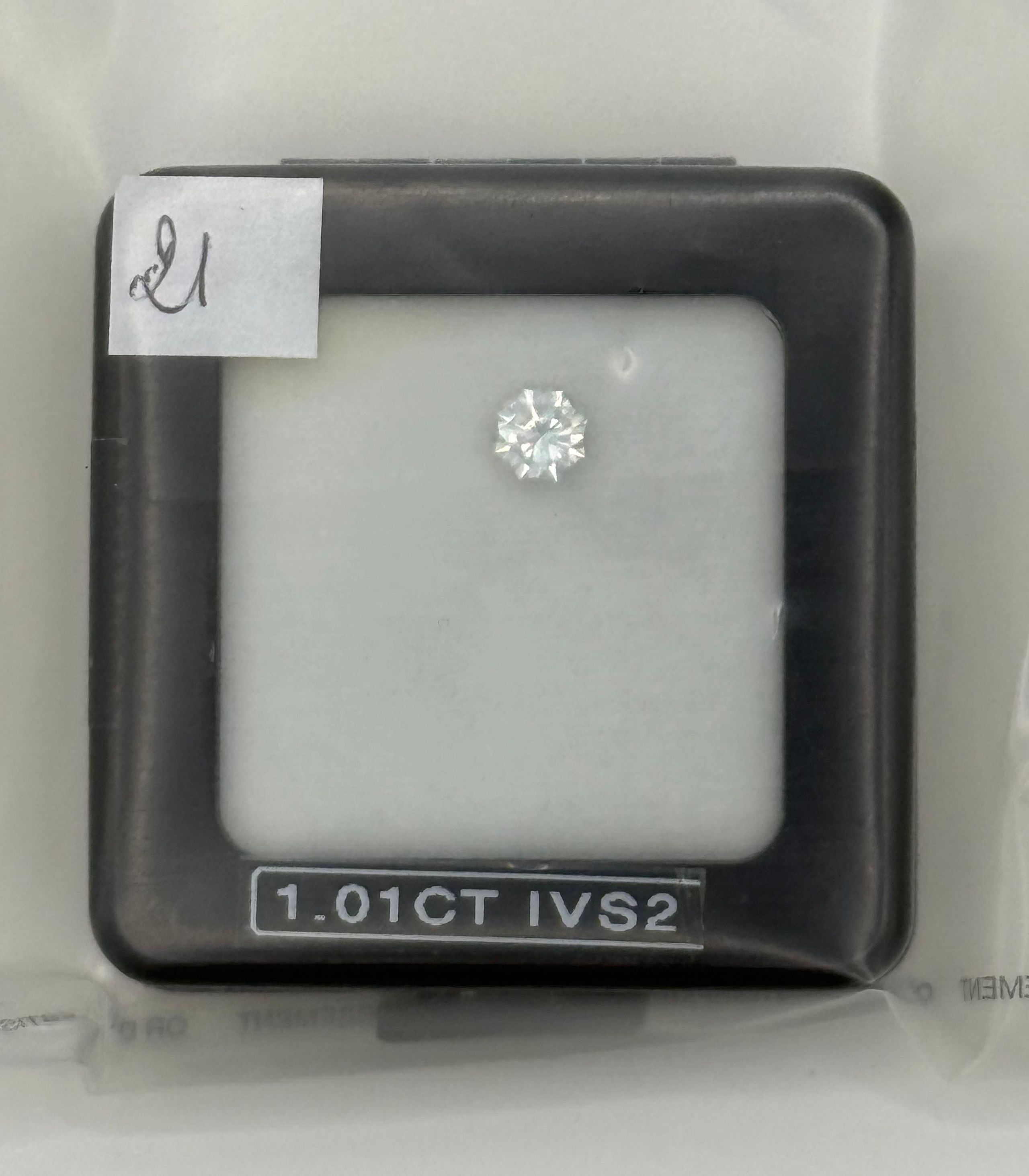 Solitaire en or gris (750 millièmes) orné d&rsquo;un diamant rond taille moderne. - Lazuli