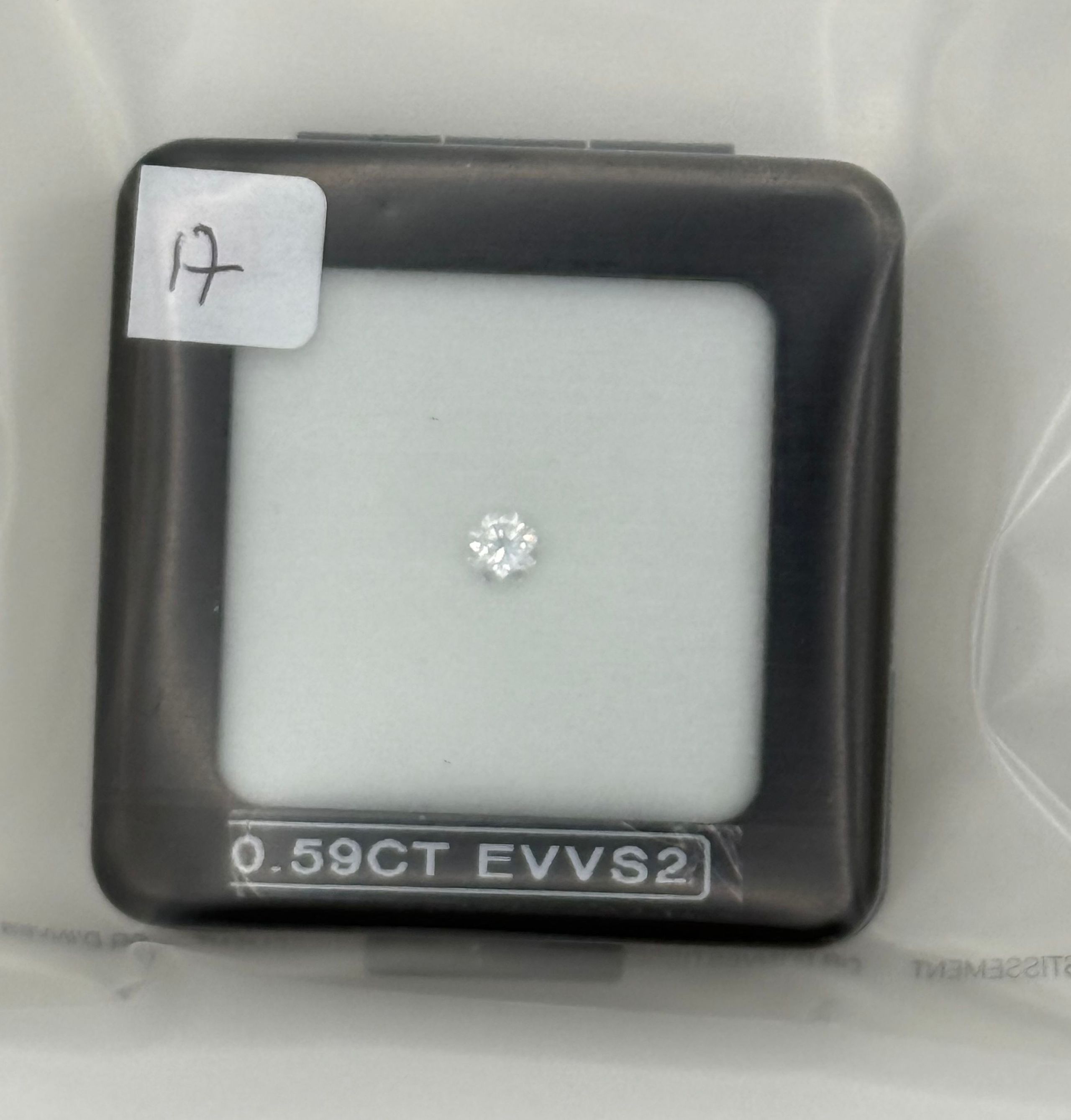 Bague en or gris (750 millièmes) ornée d&rsquo;un diamant rond taille moderne épaulé de diamants poires et d&rsquo;un pavage de brillants. - Lazuli