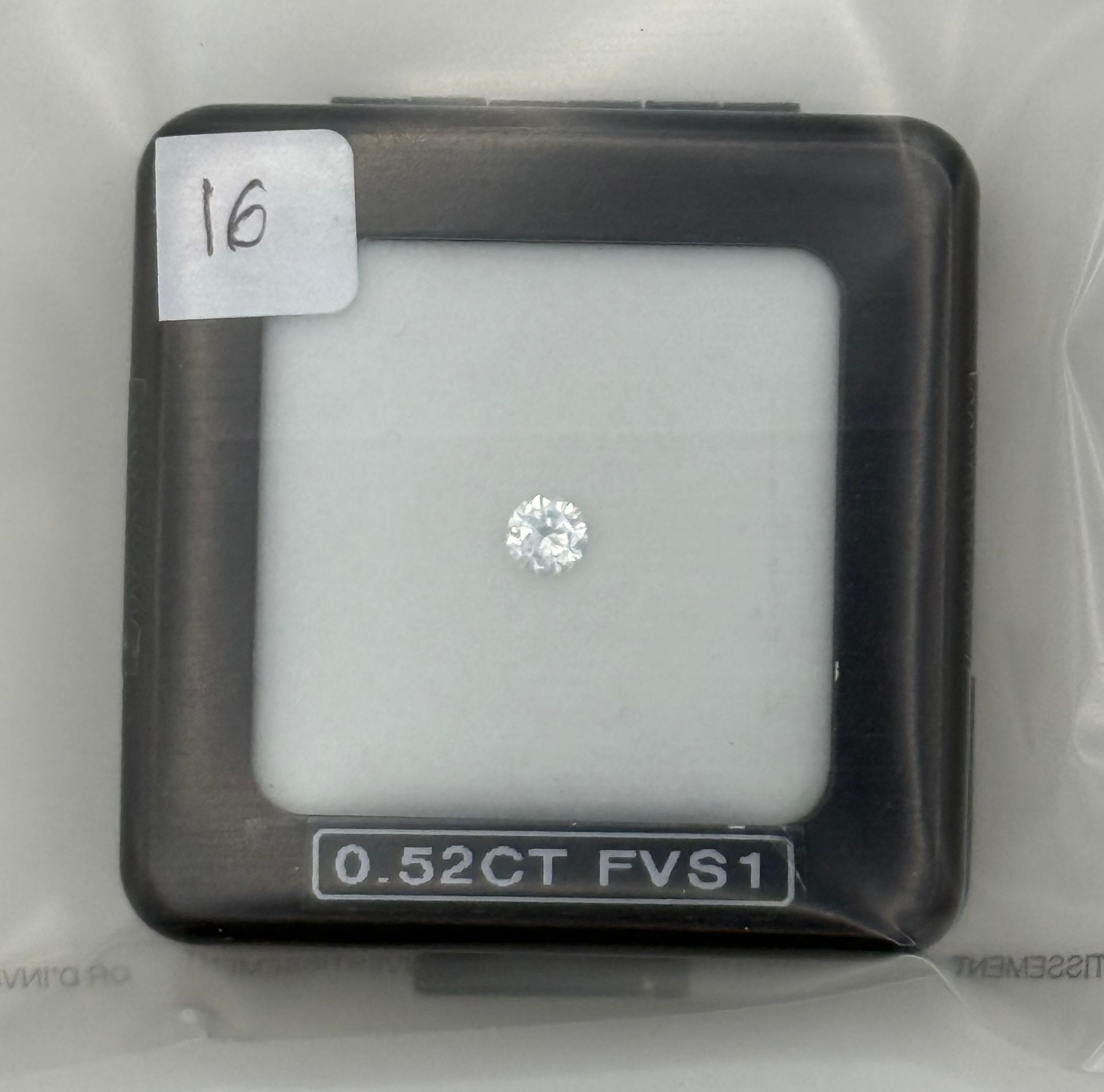 Bague en or gris (750 millièmes) ornée d&rsquo;un diamant rond taille moderne épaulé de trois diamants de part et d&rsquo;autre. - Lazuli